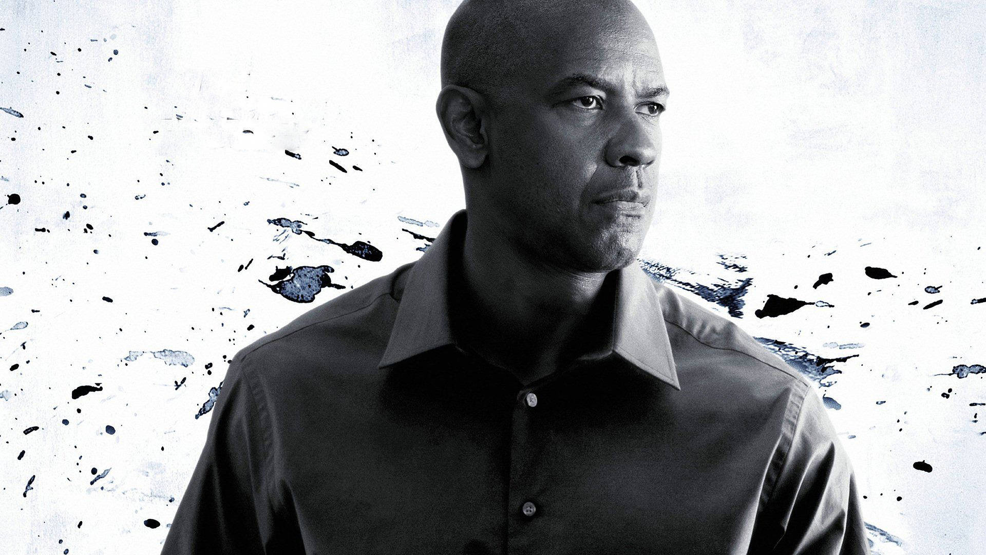 Denzel Washington 桌布 壁紙 — 一個光頭男子穿著深色襯衫，在一個濺有黑色墨水狀痕跡的純白色背景前沉思地凝視。
