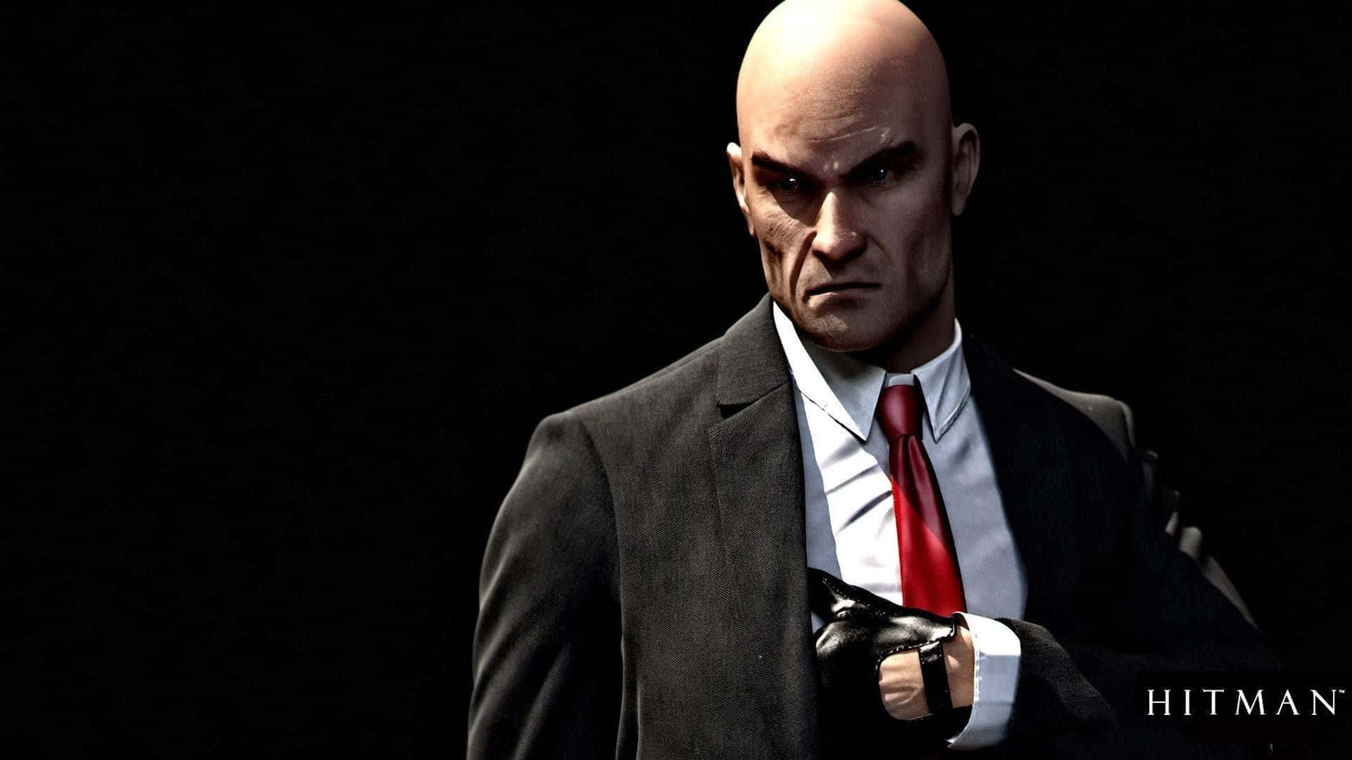 1920x1080 Hitman Absolution 桌布 壁紙 — 一個光頭男子穿著深色西裝和紅色領帶，在黑色背景上強烈凝視，可見Hitman標誌。