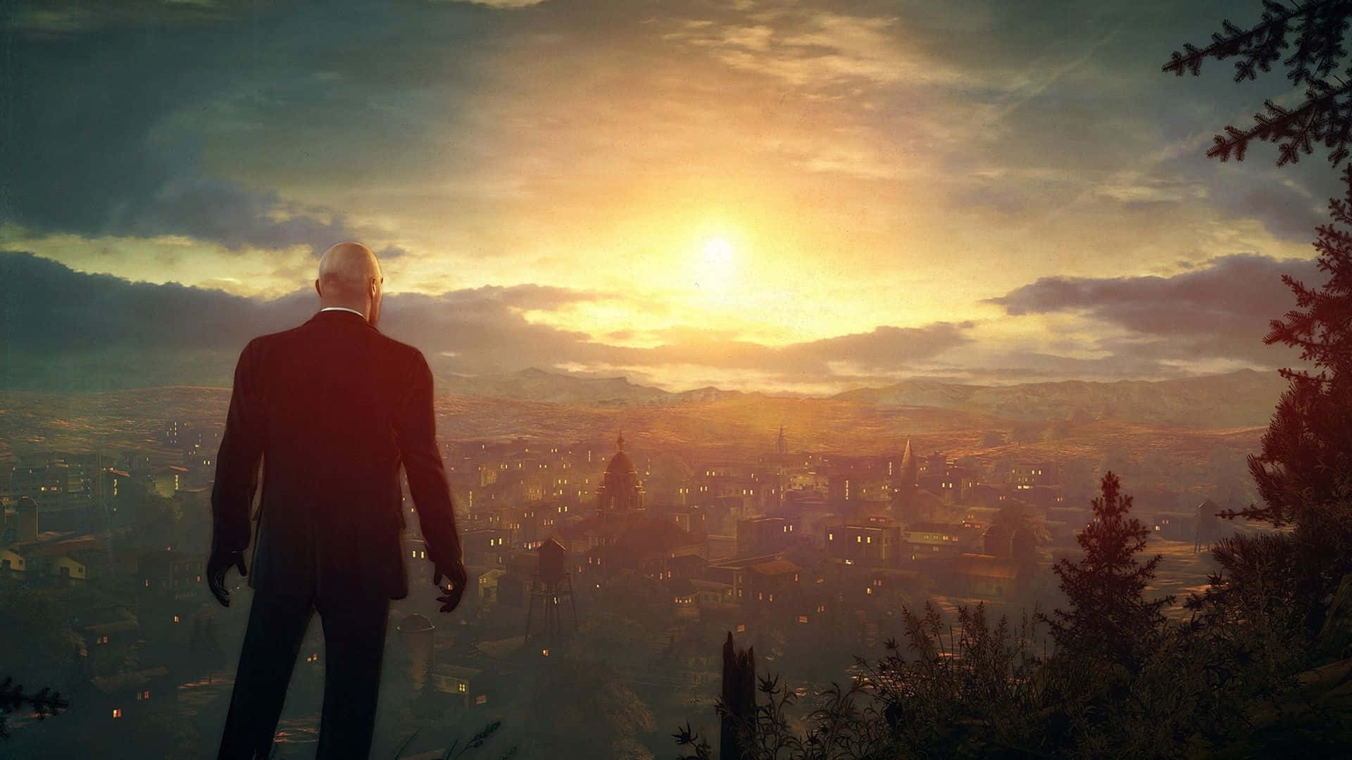 1920x1080 Hitman Absolution 桌布 壁紙 — 一個光頭男子穿著深色西裝站在山丘上，俯瞰著夕陽下金光閃耀的天際線和廣闊的城市。