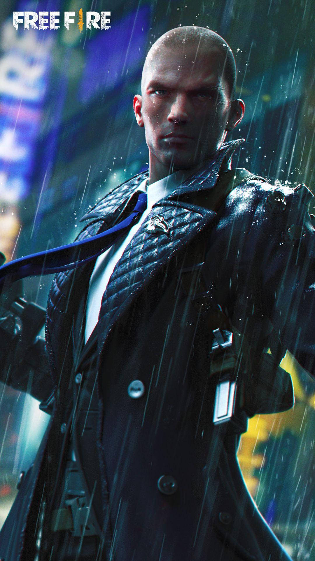 character 桌布 壁紙 — 一個光頭男子穿著濕透的黑色風衣，在霓虹燈光下的大雨中挑釁地站立。