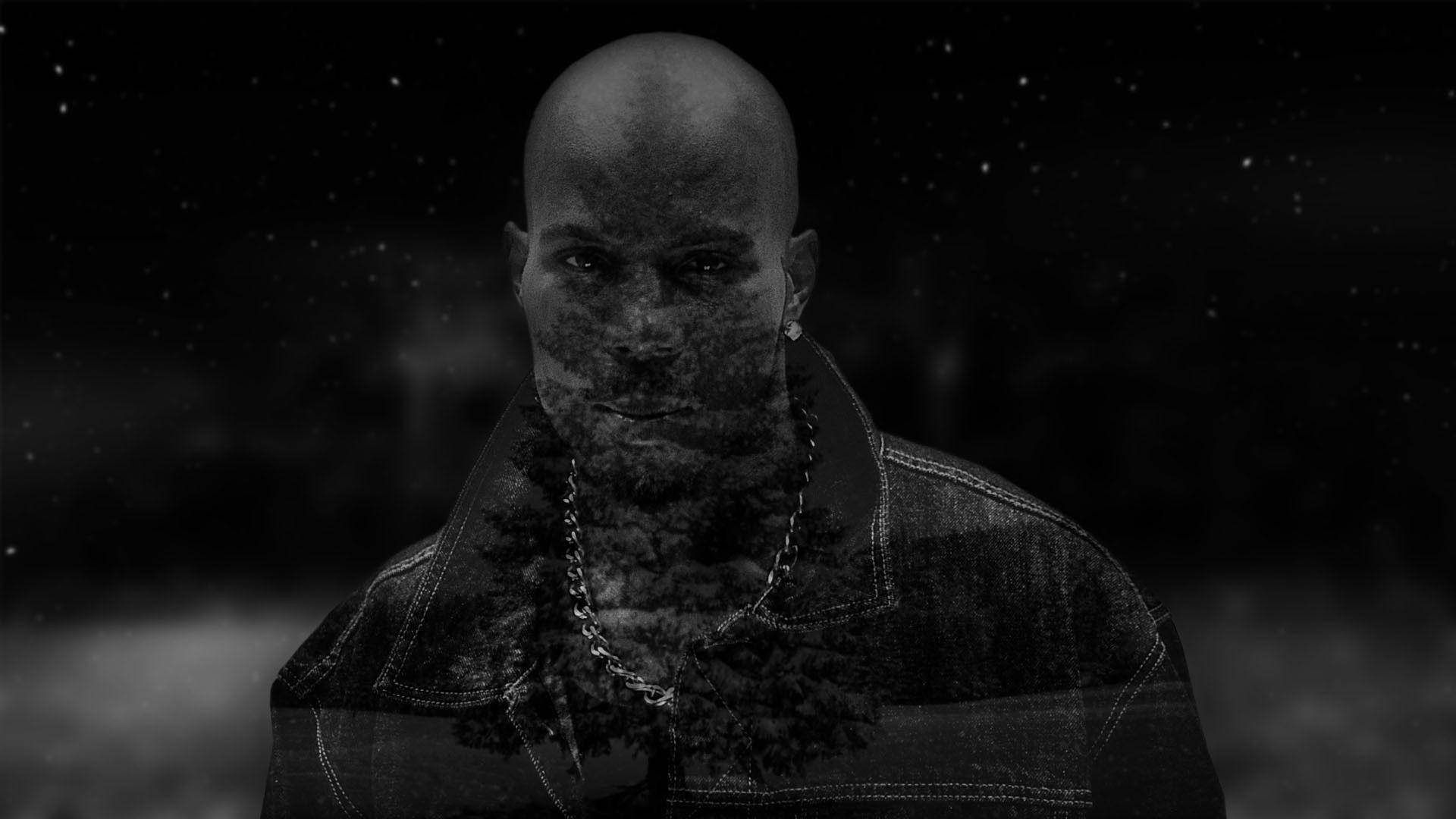 Dmx 桌布 壁紙 — 一個光頭男子穿著牛仔外套，直視前方，他的臉部和軀幹被深色森林紋理覆蓋，背景是星空夜空。