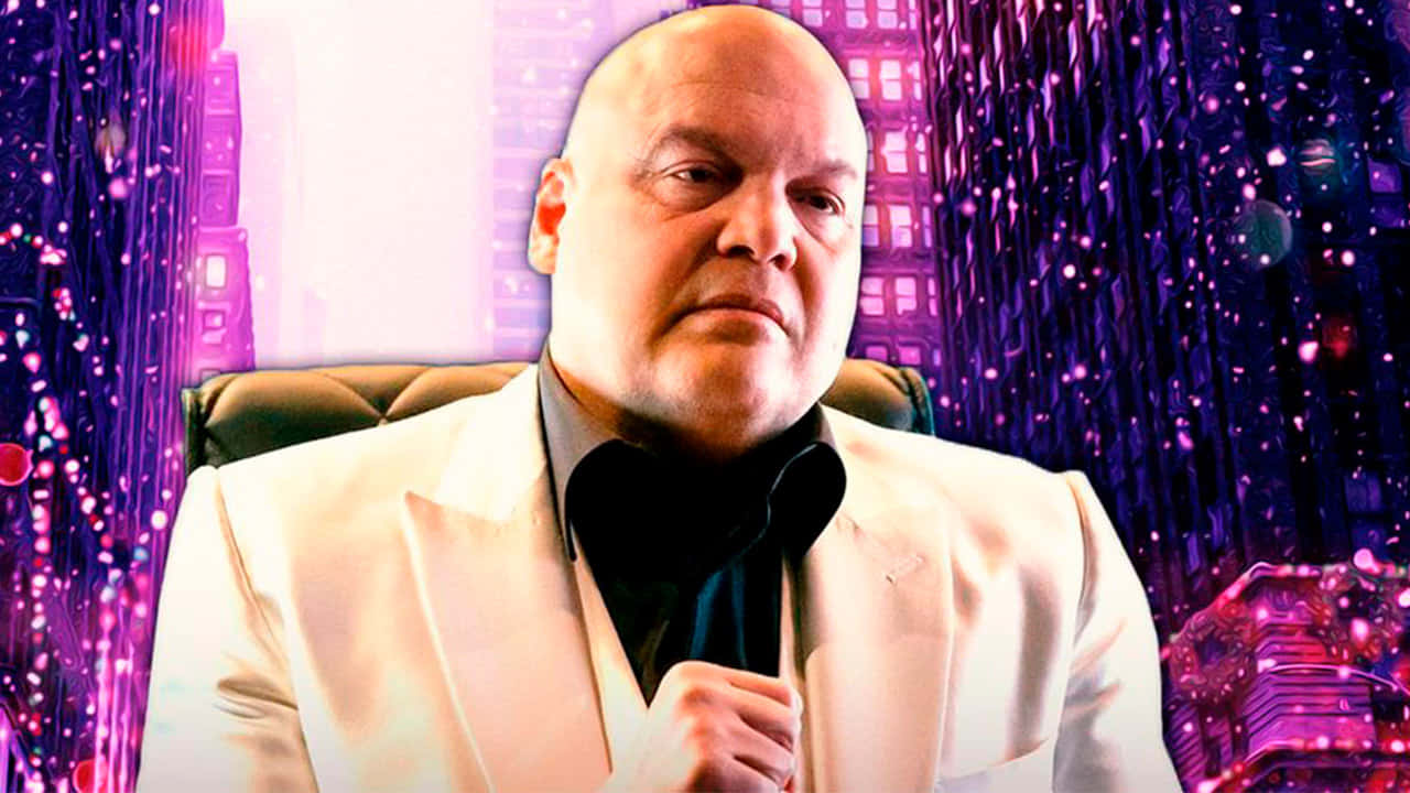 Vincent D'onofrio 桌布 壁紙 — 一個光頭男子穿著白色西裝和黑色領結，坐在椅子上，背景是發光的紫色未來城市景觀。