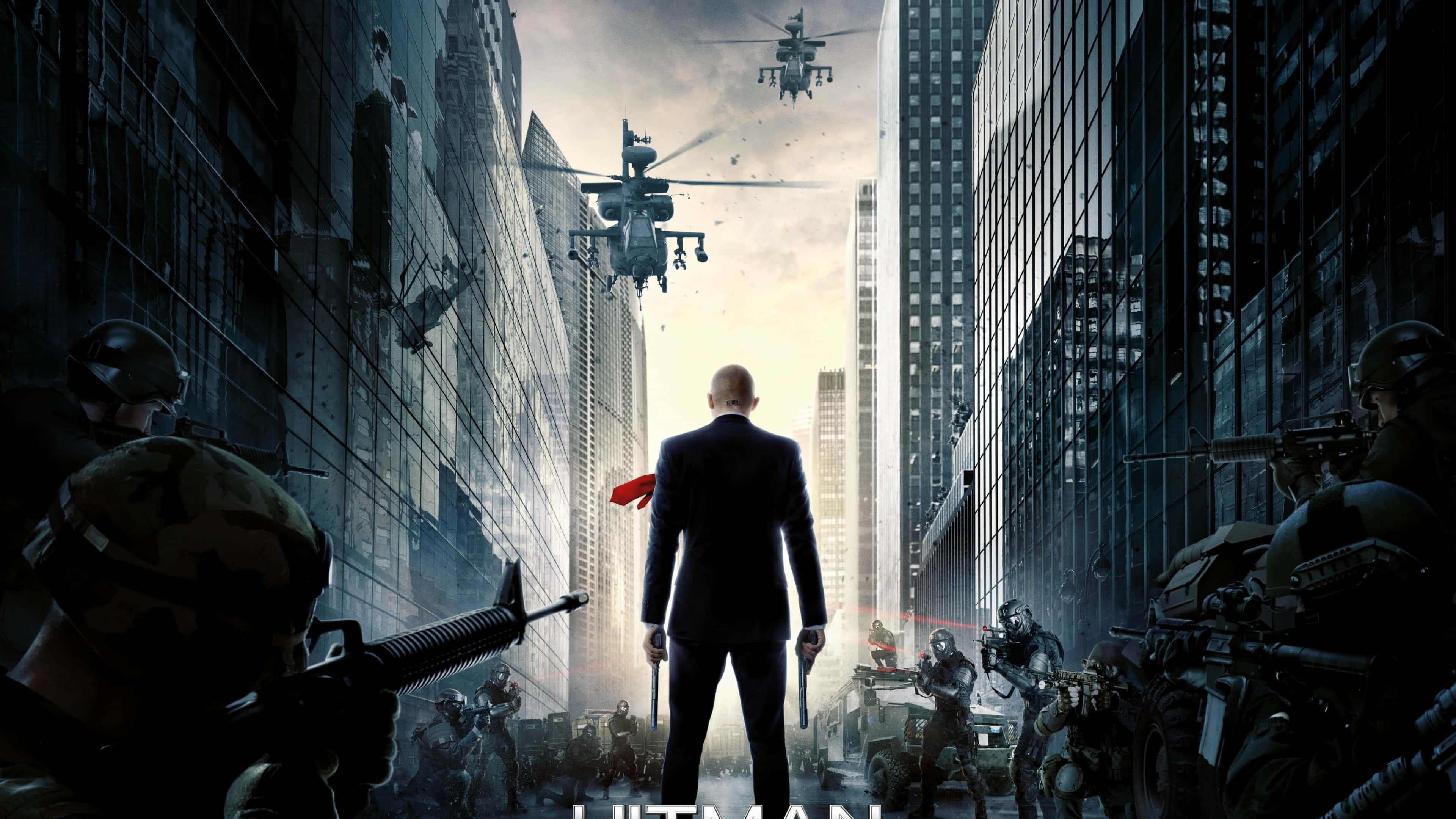 Hitman Agent 47 桌布 壁紙 — 一個光頭男子穿著西裝，在戰火摧殘的街道上挑釁地站著，直升機在頭頂飛過，士兵包圍著他。