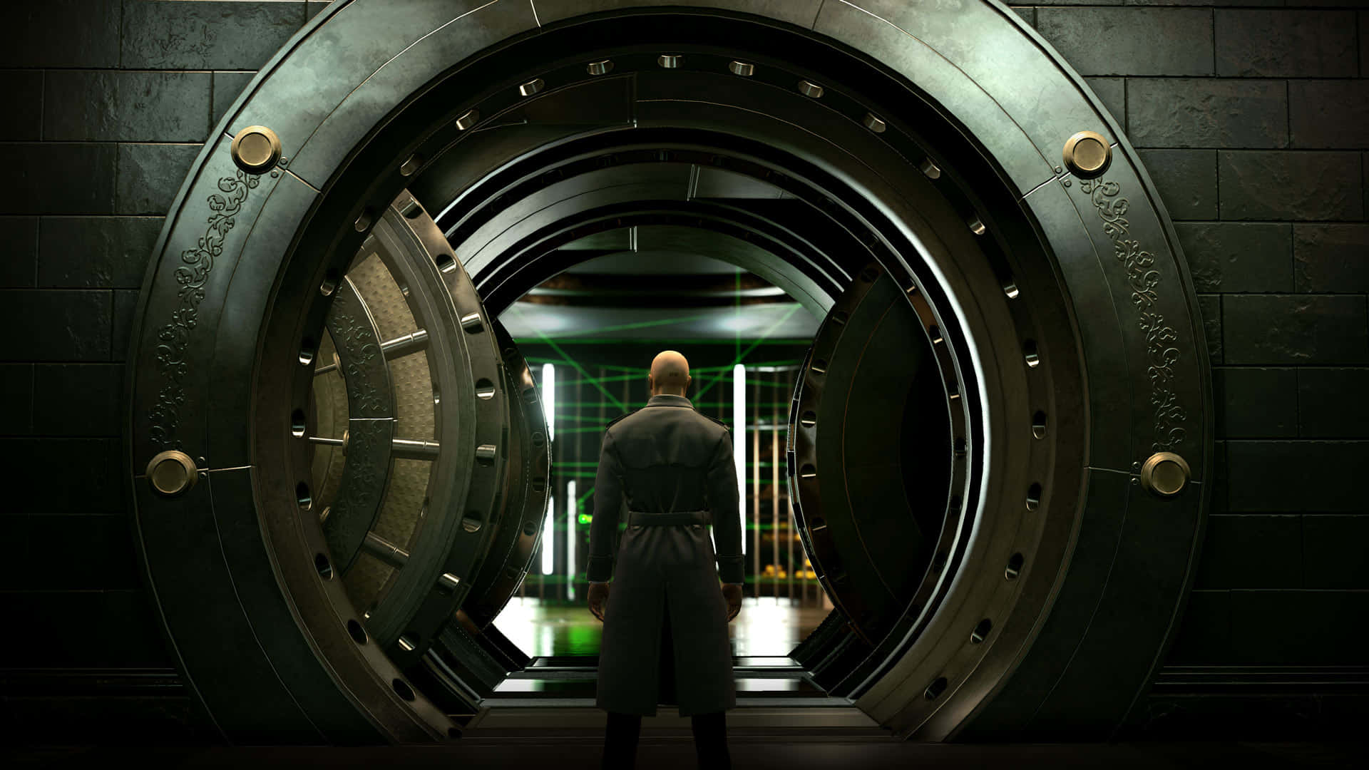 1920x1080 Hitman 2 桌布 壁紙 — 一個光頭男子穿著風衣，站在一個巨大的圓形金庫門前，門後露出一條發光的綠色走廊。