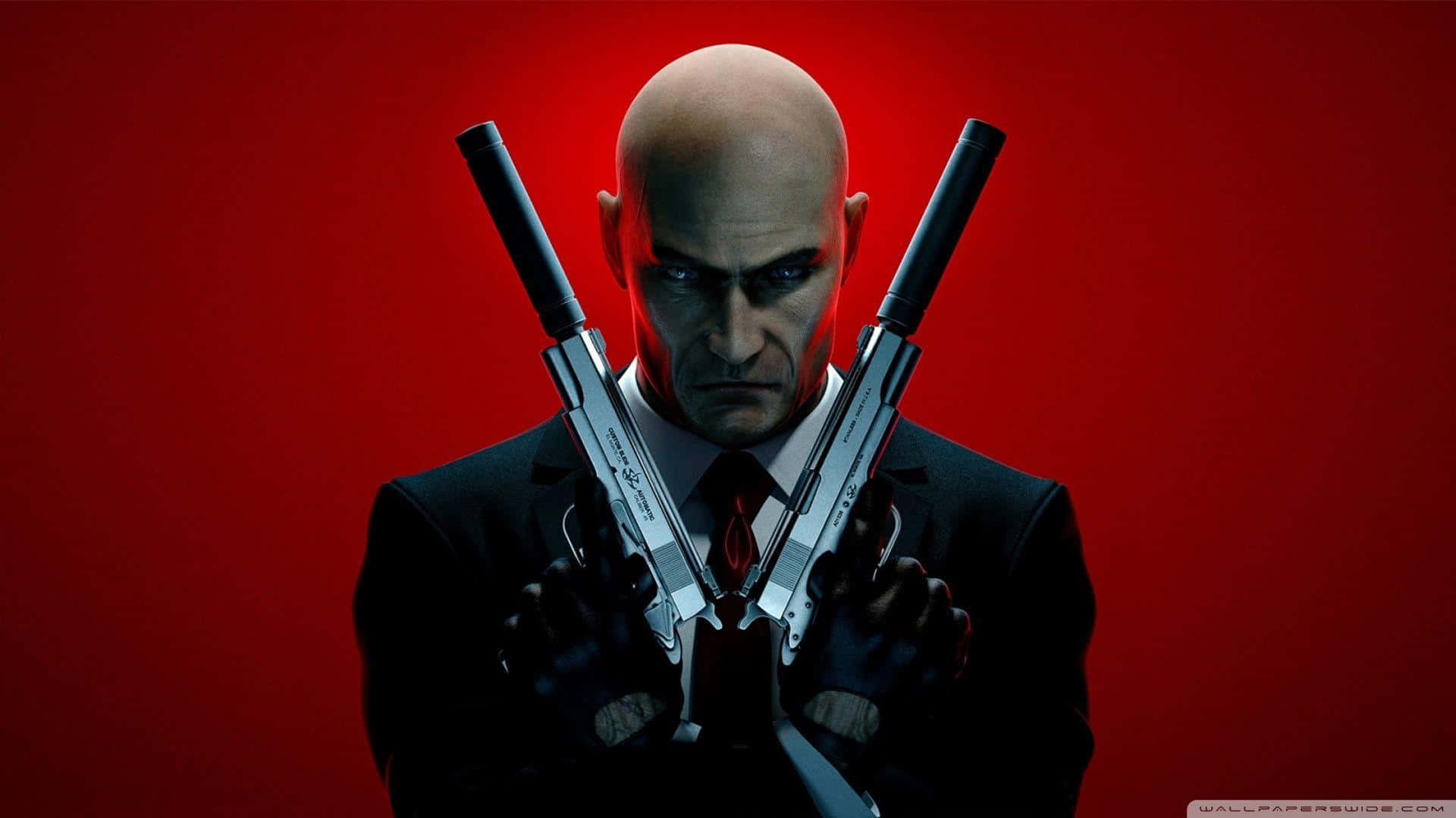 1080p Hitman Absolution 桌布 壁紙 — 一個光頭男子穿著黑色西裝，在鮮紅色背景前，雙手交叉握著兩把銀色消音手槍放在胸前。