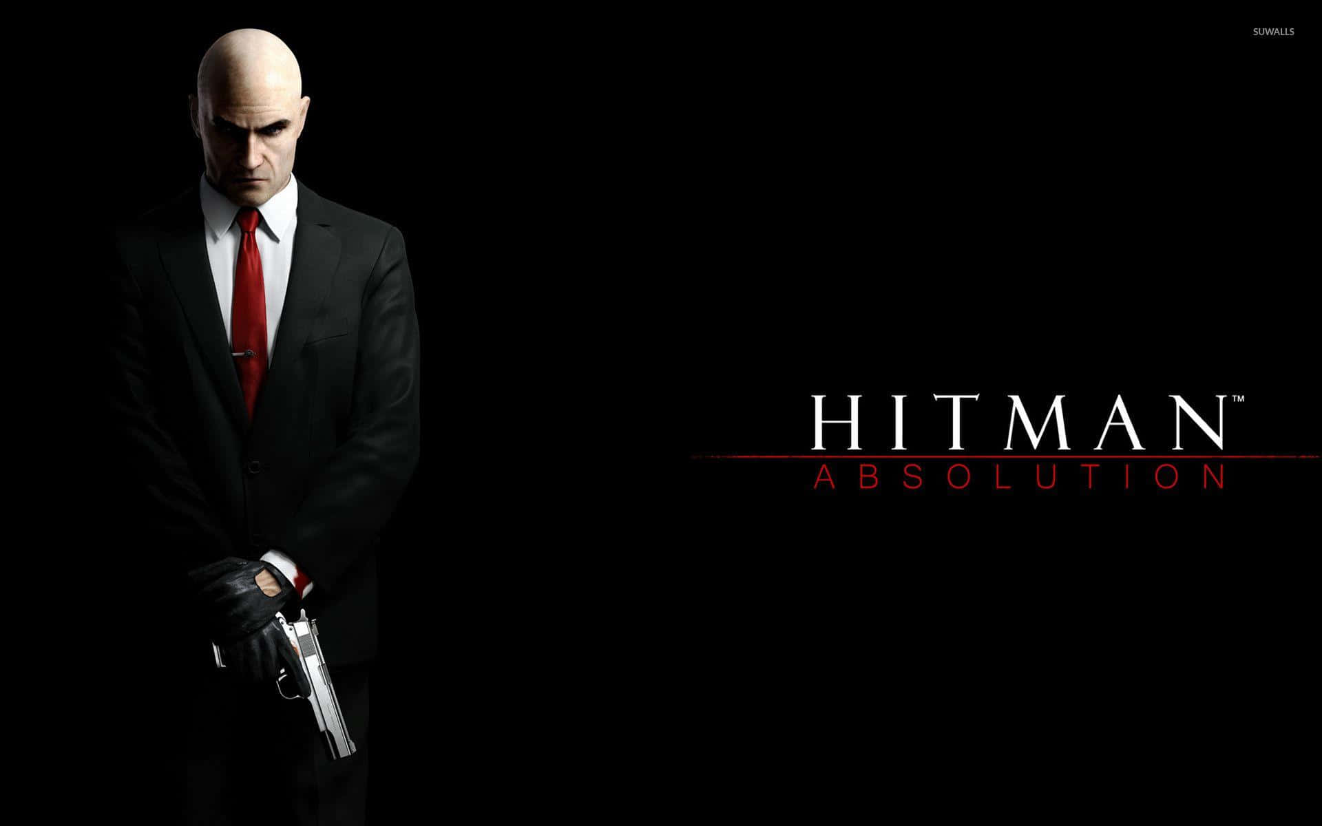 Hitman Absolution 桌布 壁紙 — 一個光頭男子穿著黑色西裝和紅色領帶，在黑色背景前手持手槍，並顯示遊戲標題 Hitman Absolution。