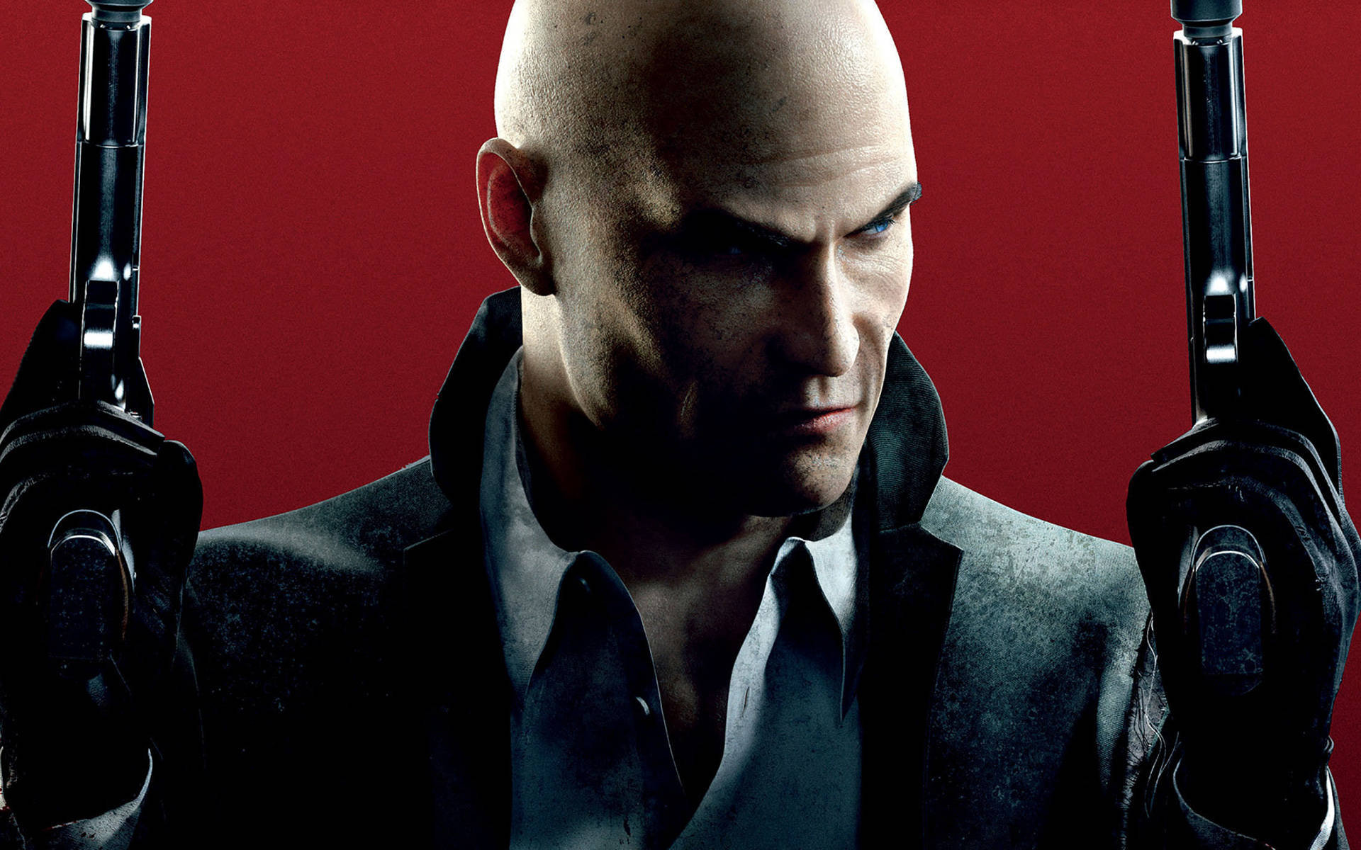 hitman absolution HD 桌布 壁紙 — 一個光頭男子身穿深色西裝，在深紅色背景前專注地握著兩把手槍。