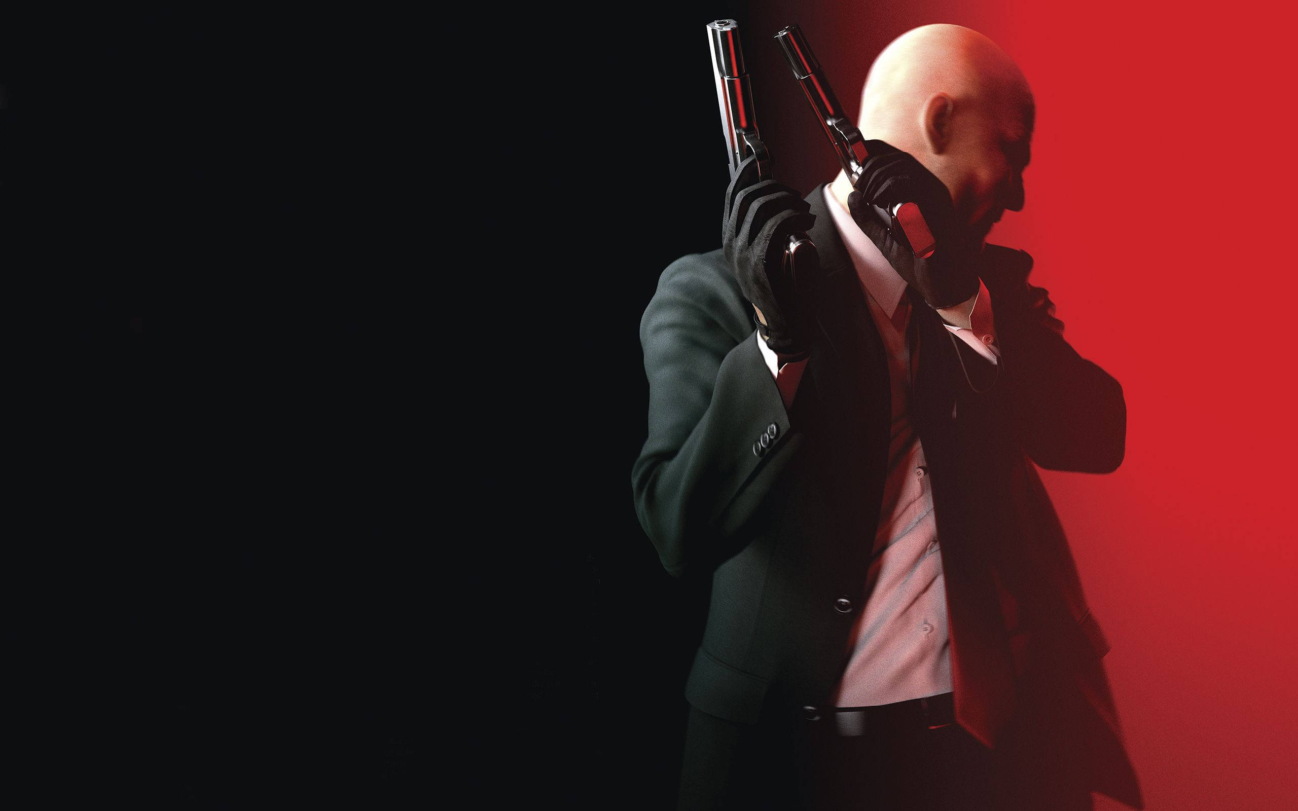 Hitman Absolution 桌布 壁紙 — 一個光頭男子身穿深色西裝，在鮮明的紅黑背景下手持兩把手槍。
