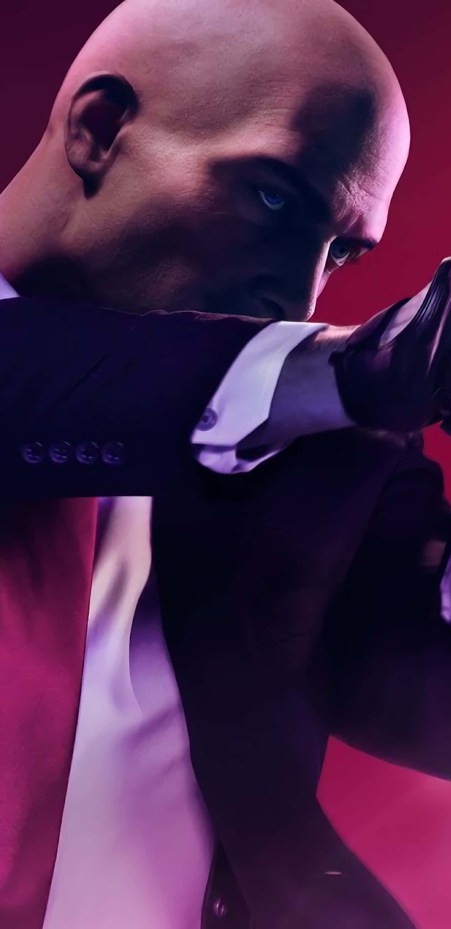 Pixel 3xl Hitman 桌布 壁紙 — 一個光頭男子身穿深色西裝，帶著強烈的藍色眼睛，手持槍枝，背景是鮮豔的紅色和紫色。
