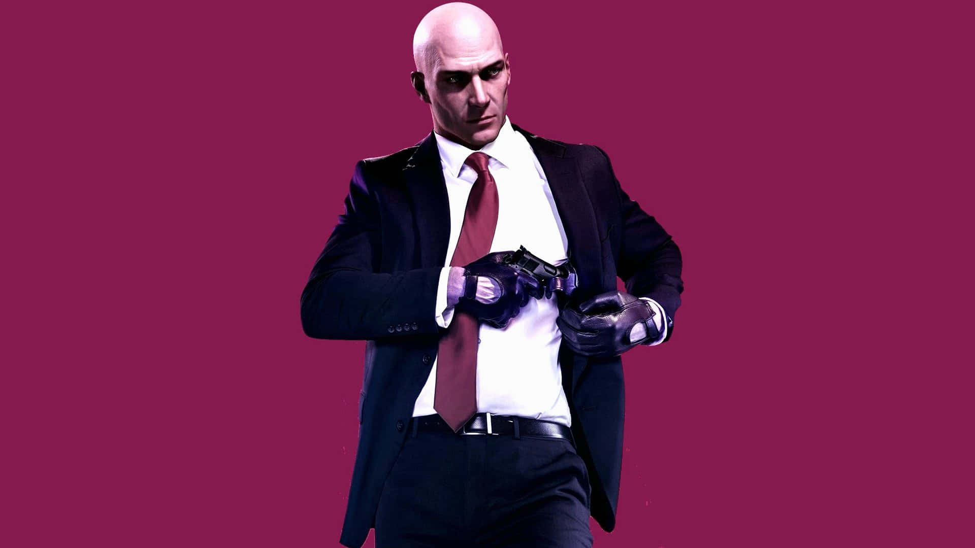 Hitman 2 桌布 壁紙 — 一個光頭男子身穿深色西裝和紅色領帶，戴著手套的手握著槍，背景為純洋紅色。
