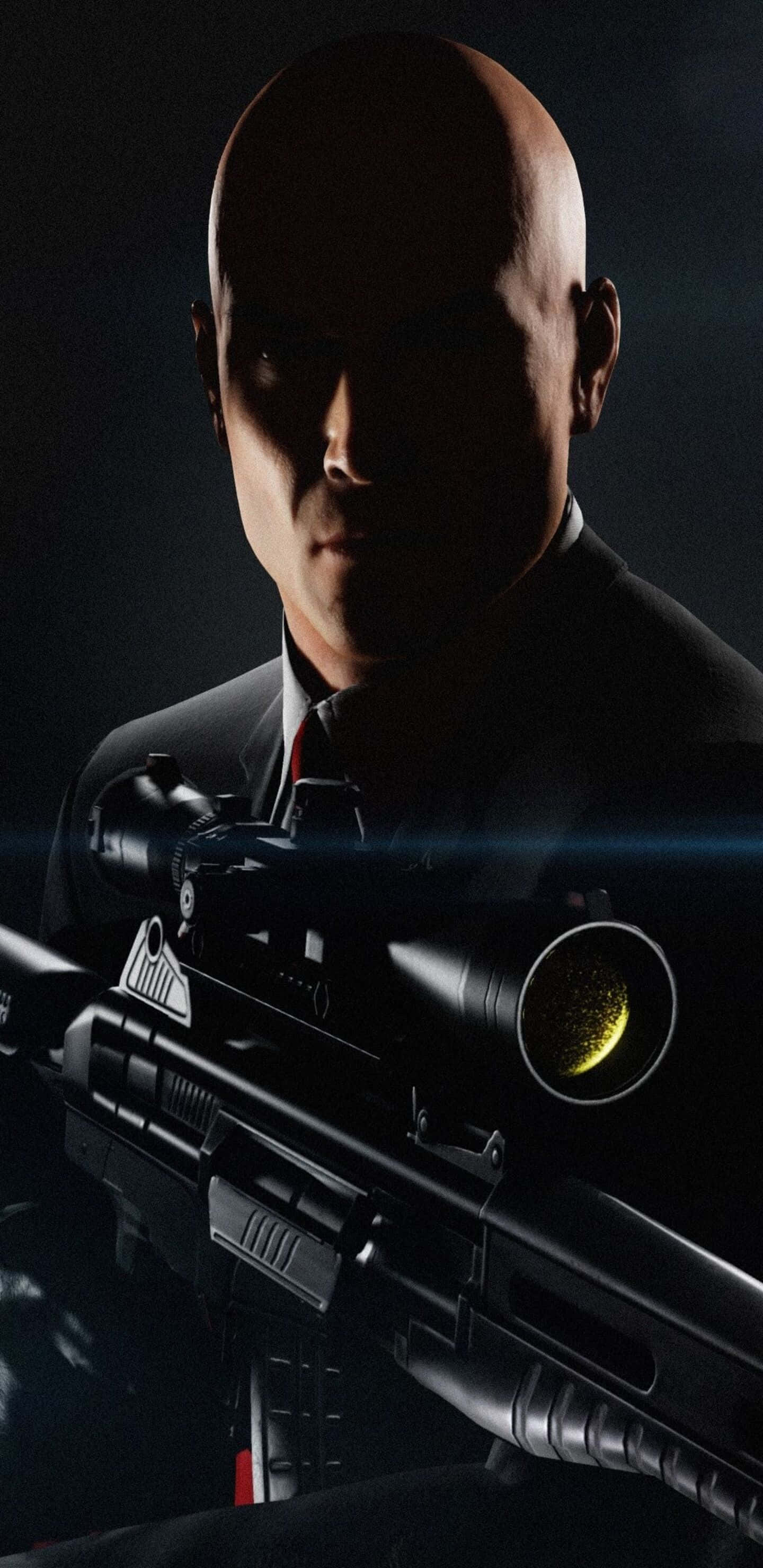 Pixel 3xl Hitman 桌布 壁紙 — 一個光頭男子身穿西裝，在黑暗背景中手持帶有發光瞄準鏡的狙擊步槍。