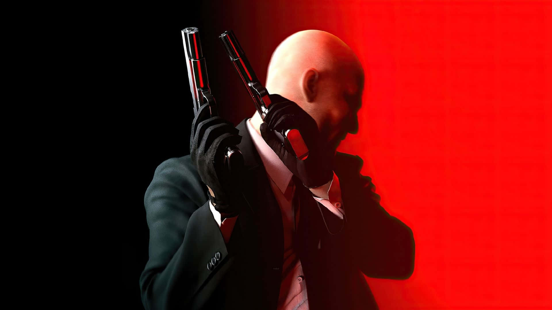 1920x1080 Hitman Absolution 桌布 壁紙 — 一個光頭男子身穿西裝，手持兩把手槍，背景為鮮明的紅色和黑色。