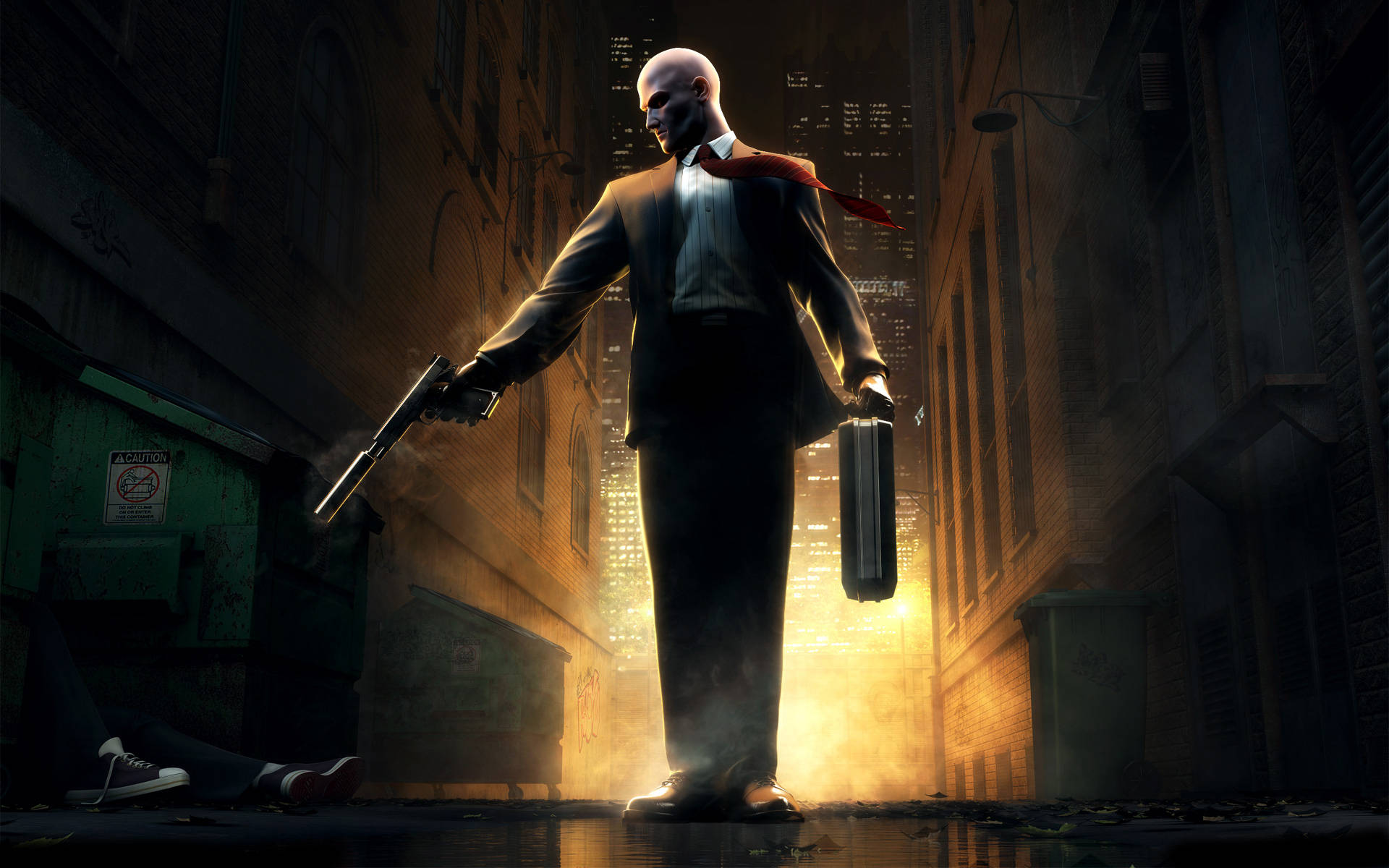 hitman absolution HD 桌布 壁紙 — 一個光頭男子身穿西裝，手持槍和公事包，夜晚站在骯髒的小巷中，背後城市天際線閃爍。