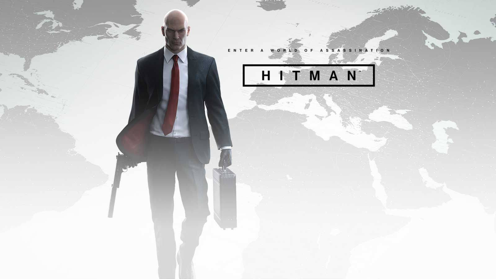 Hitman Absolution 桌布 壁紙 — 一個光頭男子身穿西裝，手持槍和公事包，站在一張褪色的世界地圖前，上面有'HITMAN'字樣。