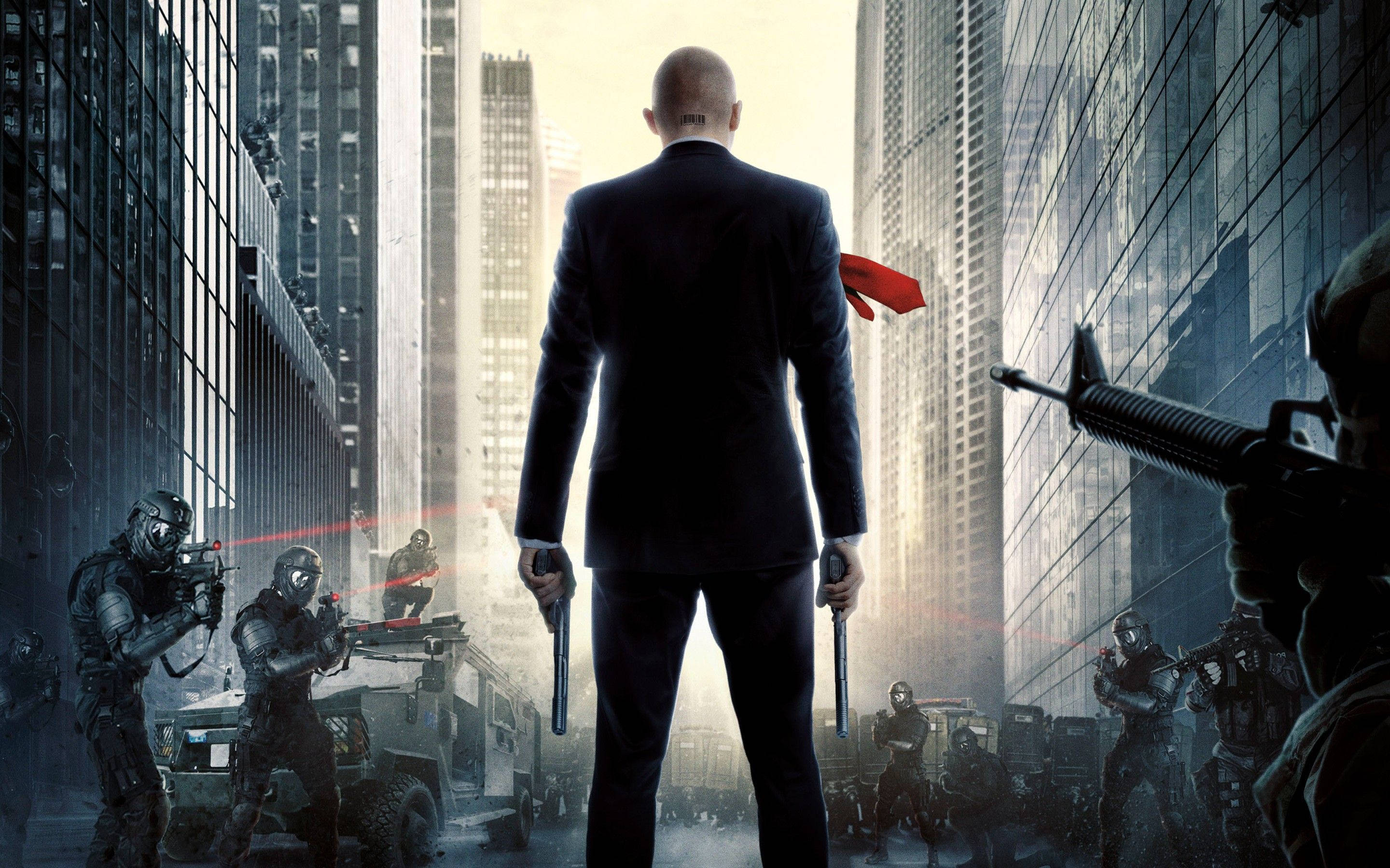 Hitman Absolution 桌布 壁紙 — 一個光頭男子身穿黑色西裝，背靠城市摩天大樓，手持兩把手槍，而武裝士兵在骯髒的城市戰區中前進。