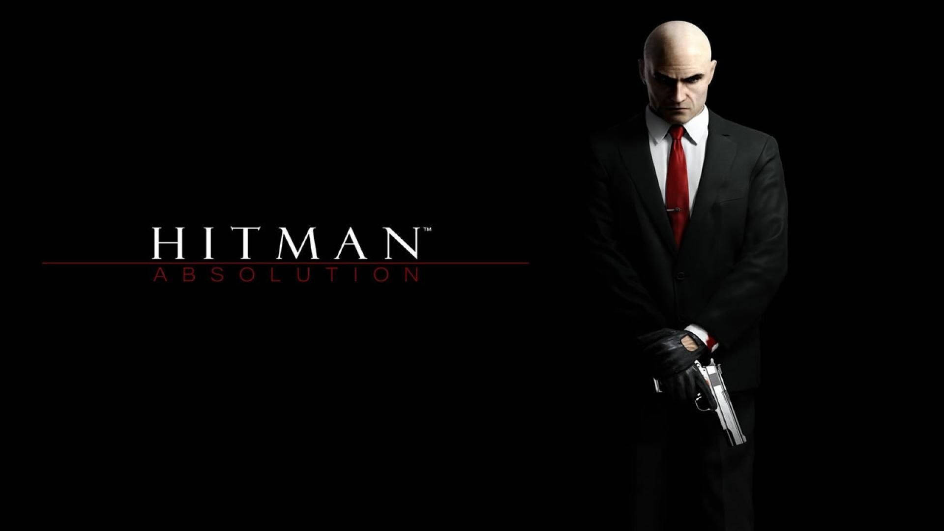 Hitman Absolution 桌布 壁紙 — 一個光頭男子身穿黑色西裝和紅色領帶，在黑色背景上手持銀色手槍，並有Hitman Absolution標誌。
