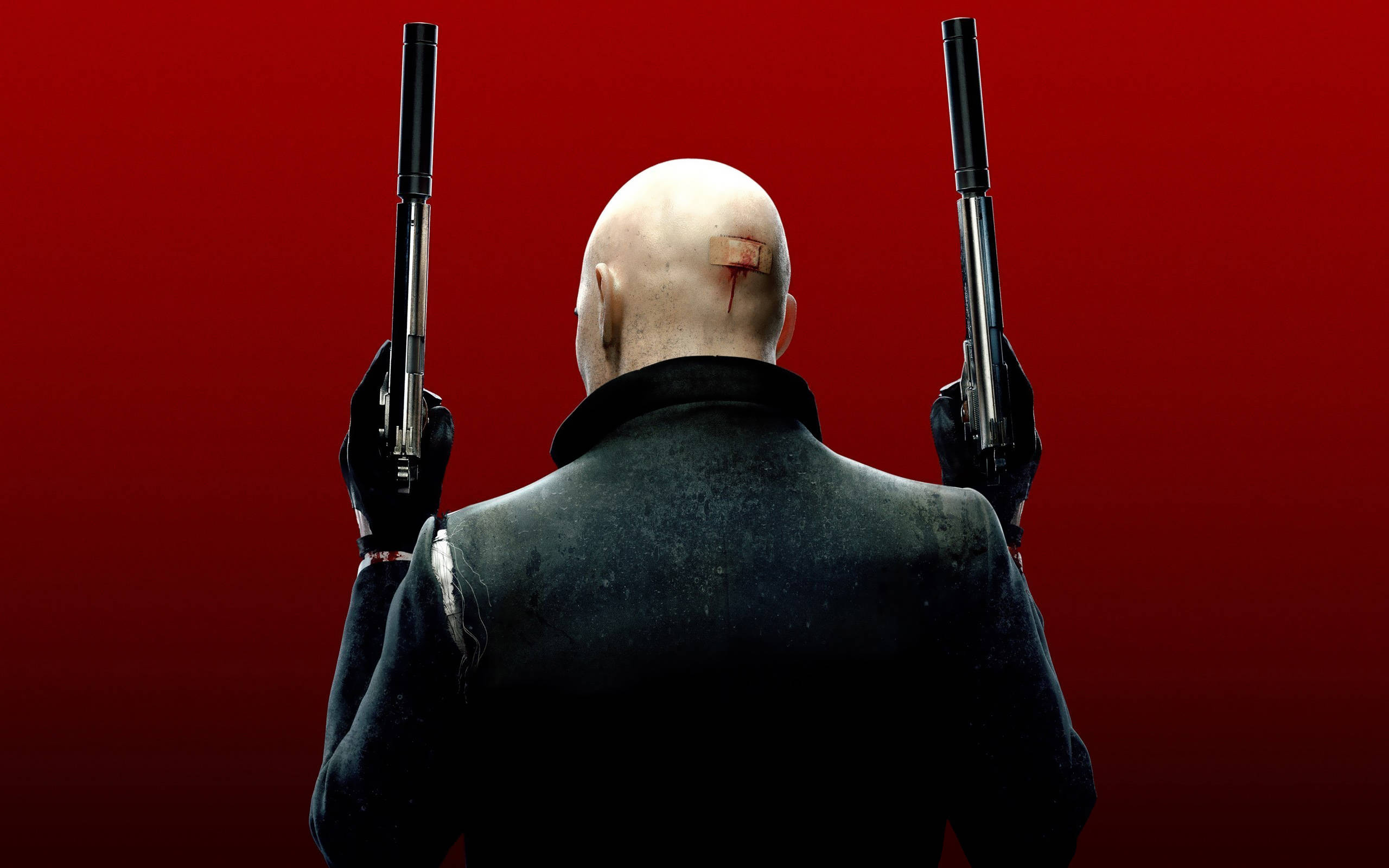 hitman absolution HD 桌布 壁紙 — 一個光頭男子頭部纏著繃帶，雙手舉起兩把手槍，背景為深紅色。