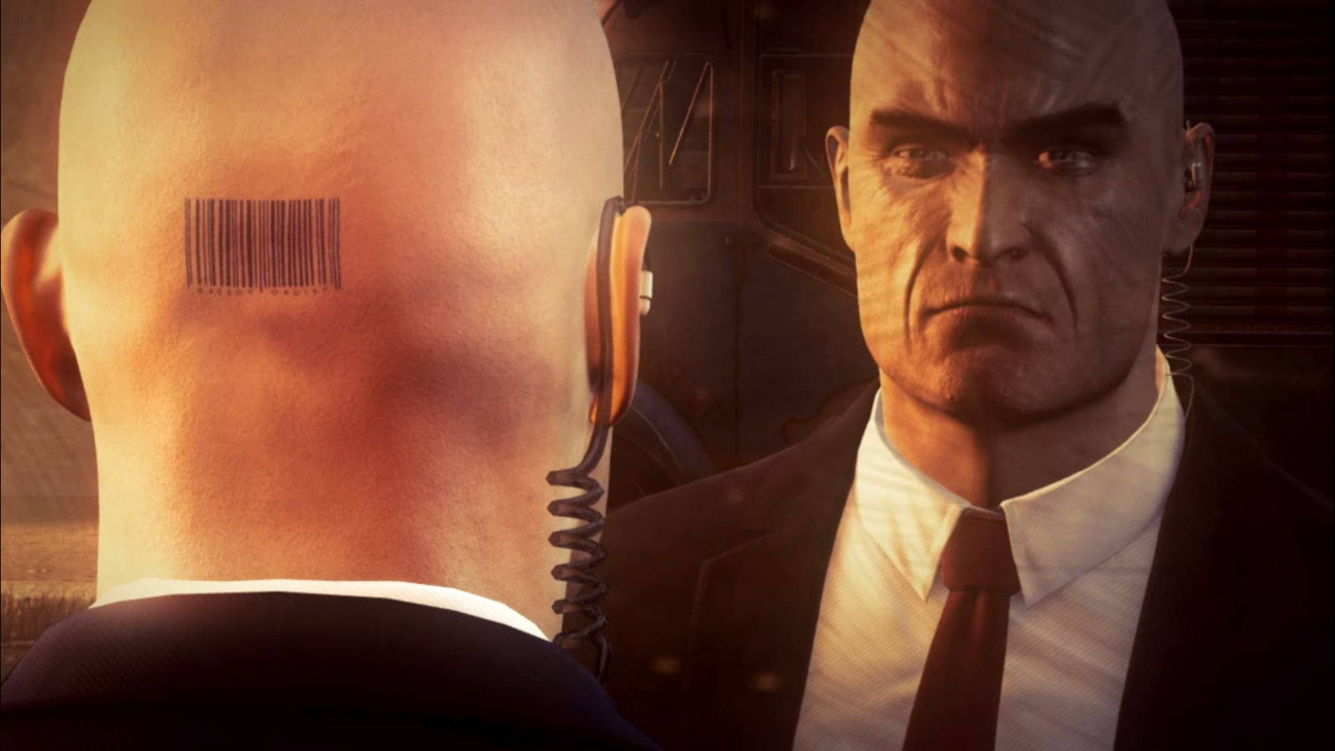 hitman absolution HD 桌布 壁紙 — 一個光頭男子頸上有條碼刺青，面對一個穿著西裝打領帶的嚴肅光頭男子。