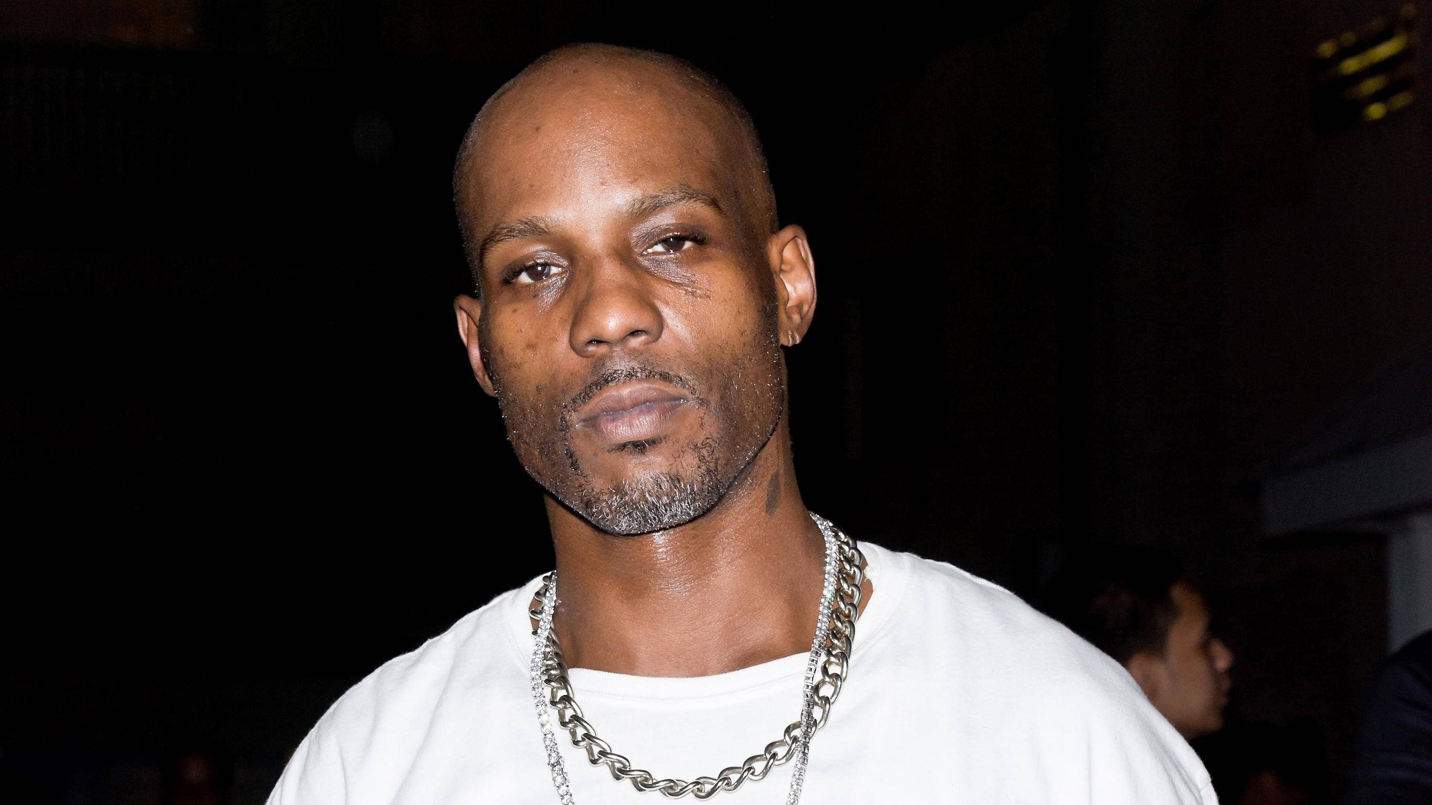Dmx 桌布 壁紙 — 一個光頭留山羊鬍的男人，穿著白色T恤和粗銀鏈項鍊，背景深色。
