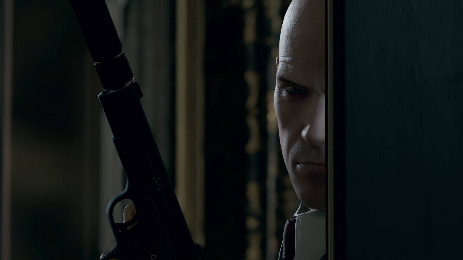 hitman absolution HD 桌布 壁紙 — 一個光頭穿西裝的男人在昏暗的房間裡從門後探頭出來，手持手槍。