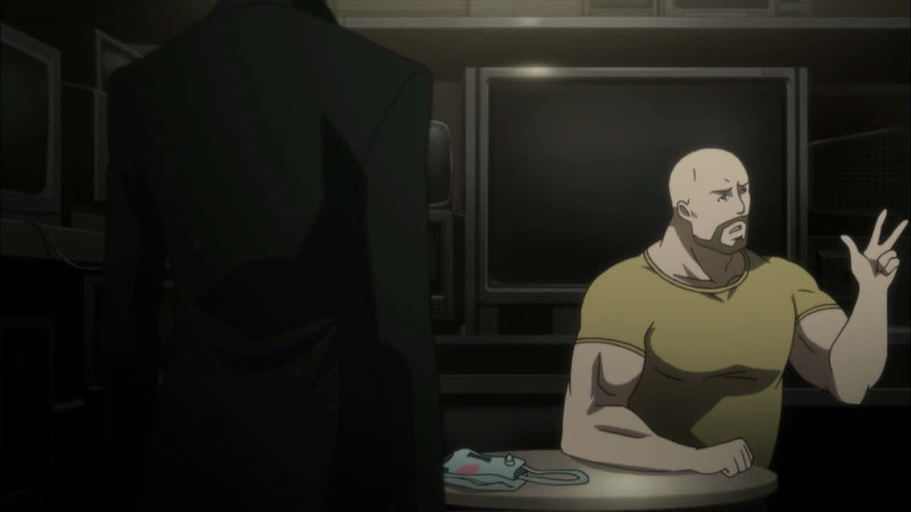 Yuugo Tennouji 桌布 壁紙 — 一個光頭肌肉男穿著黃色襯衫坐在桌子旁，對著一個陰暗房間中的陰影人物做出和平手勢。