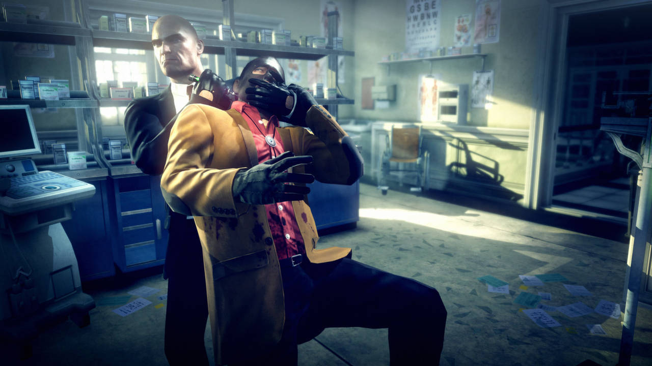 hitman absolution HD 桌布 壁紙 — 一個光頭西裝男在陽光普照、雜亂的醫療辦公室裡掐著另一個男人的脖子。