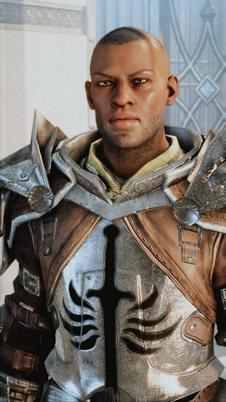 Dragon Age 桌布 壁紙 — 一個光頭騎士穿著精細的銀色和棕色盔甲，胸前有劍徽，在石牆房間內專注地向前凝視。