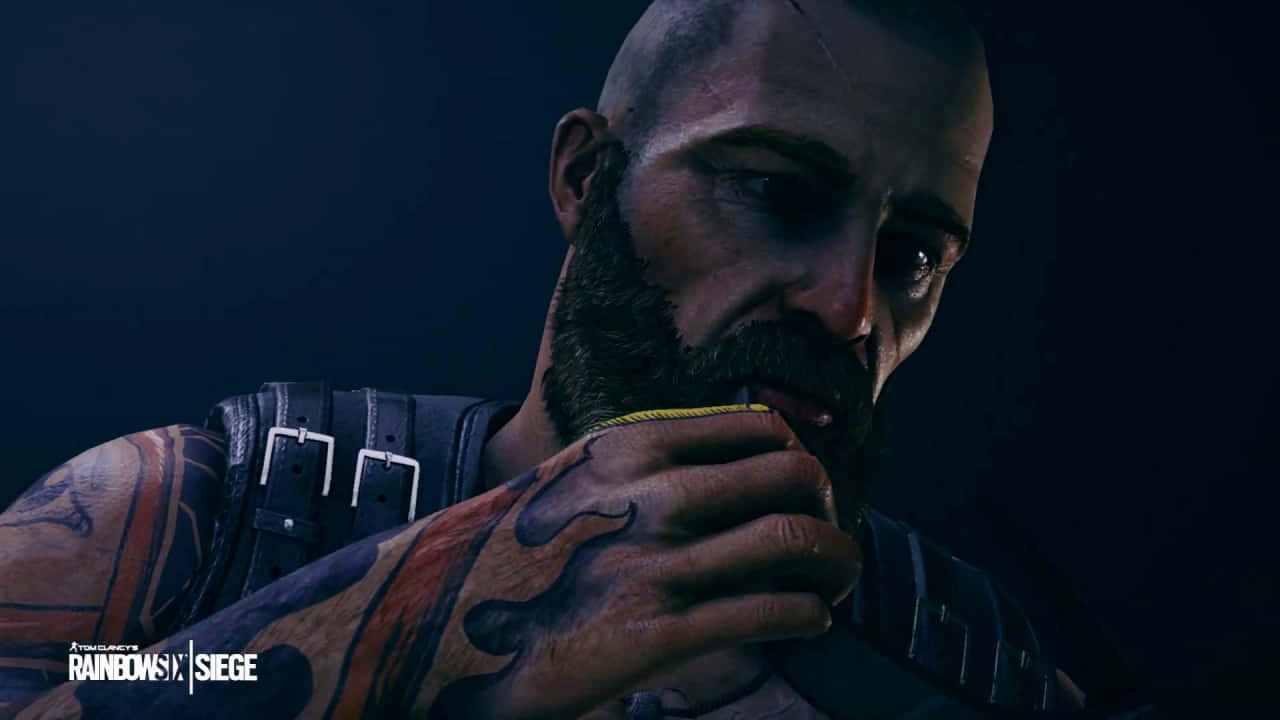 Rainbow Six Siege Bandit 桌布 壁紙 — 一個光頭鬍鬚男，身上有刺青，在昏暗的藍色燈光下從杯子裡啜飲。