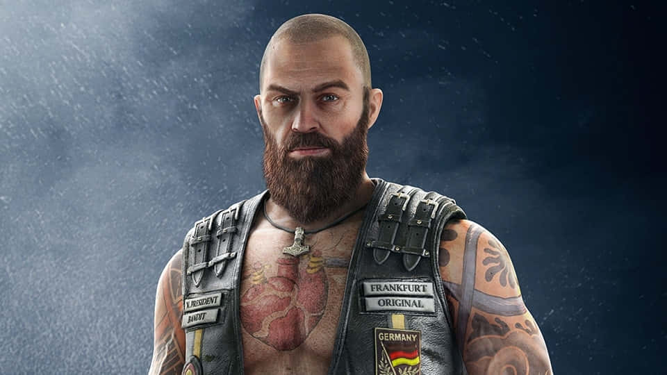 Rainbow Six Siege Bandit 桌布 壁紙 — 一個光頭鬍鬚男，身上有刺青，穿著帶有補丁的皮背心，在雨中，背景是黑暗的暴風雨天空。