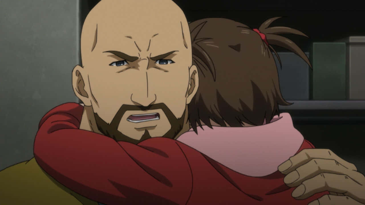 Yuugo Tennouji 桌布 壁紙 — 一個光頭鬍鬚男穿著紅色連帽衫，在昏暗的房間裡猛烈地擁抱一個棕色辮子的小孩。