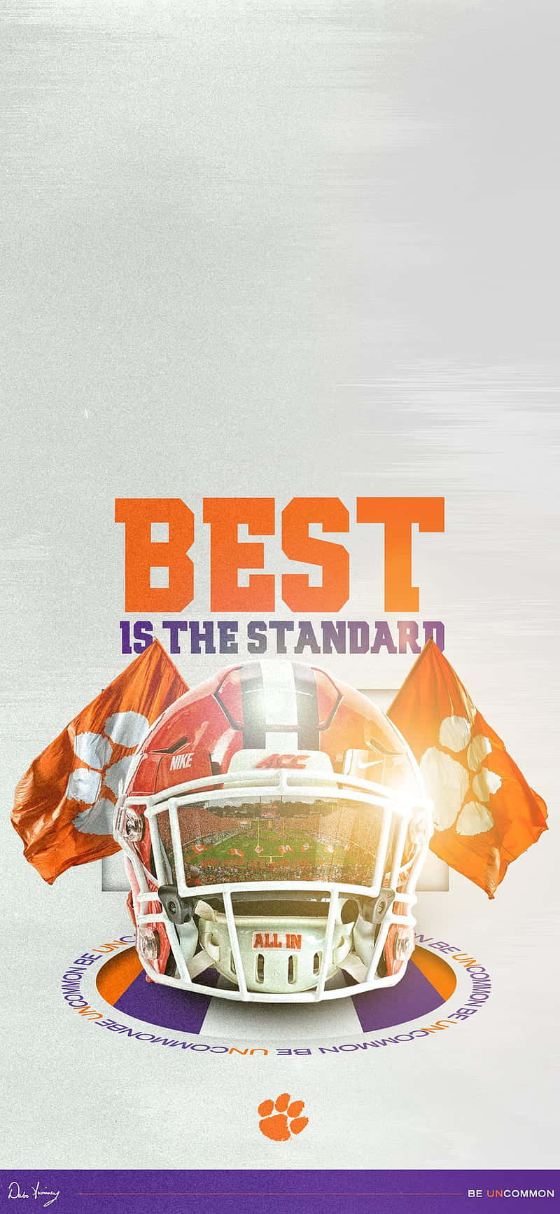 Clemson iPhone 桌布 壁紙 — 一個克萊姆森美式足球頭盔，帶有橙色旗幟和粗體文字「BEST IS THE STANDARD」，背景為紋理灰色。