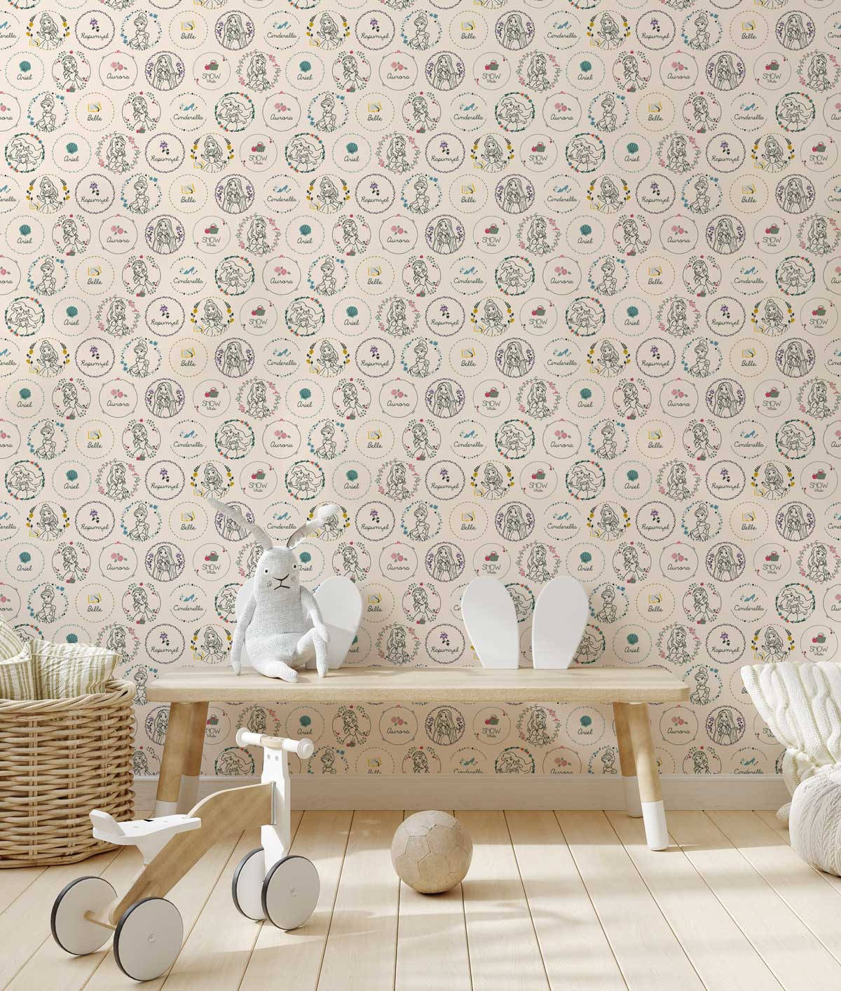 Disney Pattern 桌布 壁紙 — 一個兒童房，帶有圖案壁紙，上面有動物和物體的圓形插圖，一個木製長凳上放著一個毛絨兔子和白色兔耳朵，一個柳條籃，一個木製三輪車和一個足球在 l 上