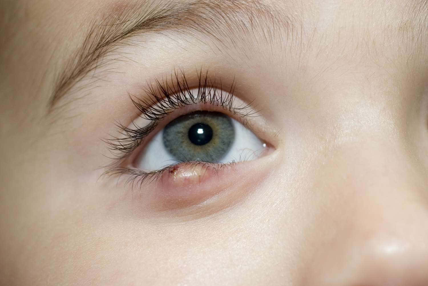 Eye 桌布 壁紙 — 一個兒童眼睛的特寫，擁有長長的睫毛和灰色的虹膜，直視觀眾。