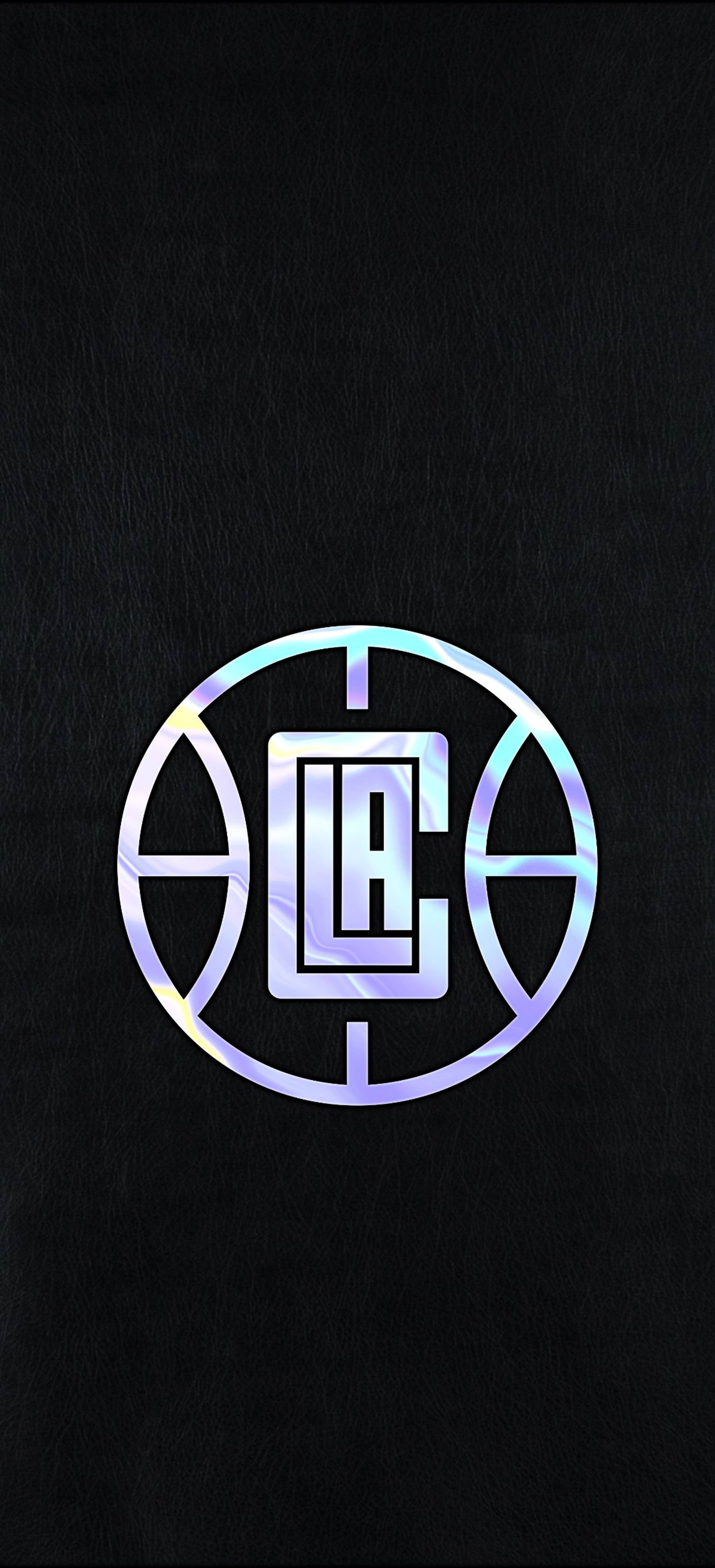 Clippers 桌布 壁紙 — 一個全息LA快艇隊標誌在紋理黑色背景上閃爍著彩虹般的藍色和紫色色調。