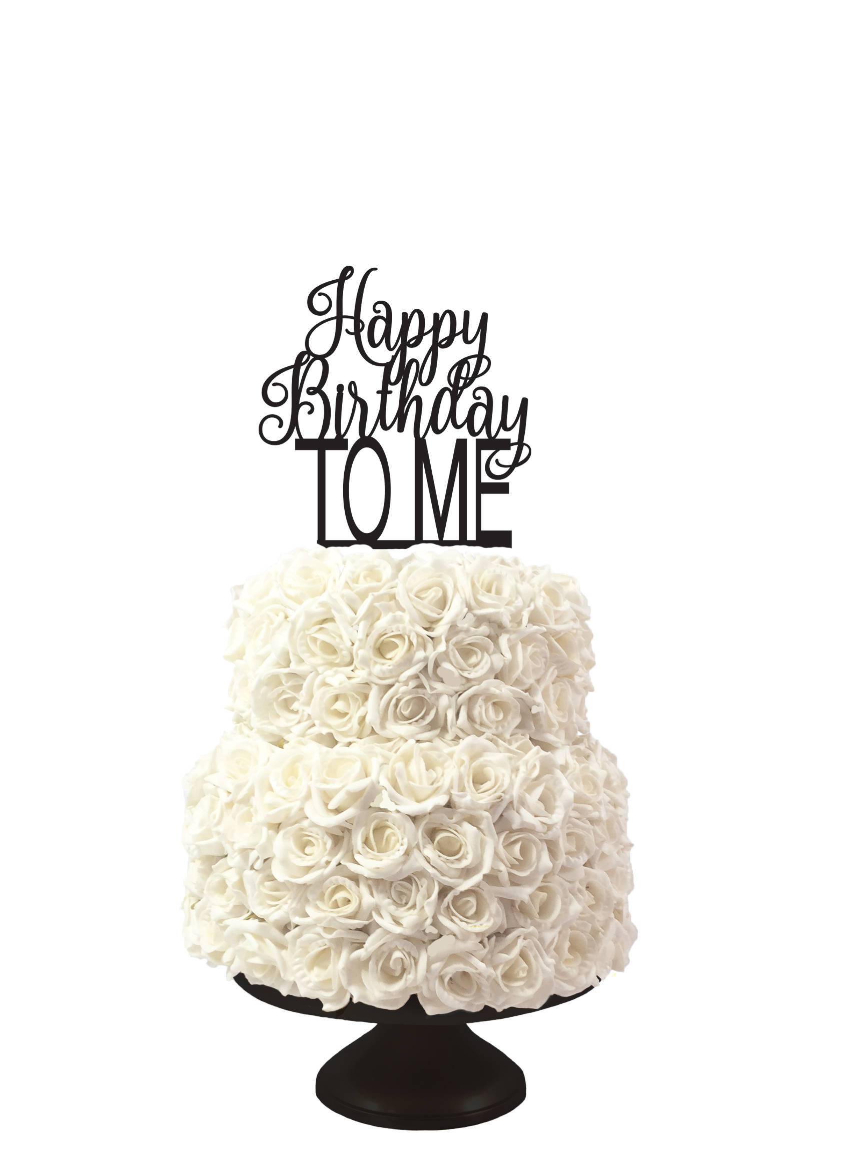 Me 桌布 壁紙 — 一個兩層蛋糕，覆蓋著白玫瑰，頂部有一個黑色的「Happy Birthday TO ME」標誌，放在黑色支架上。