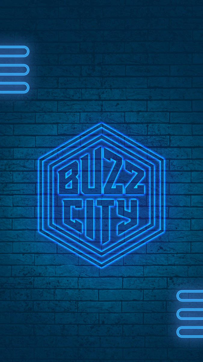 Hornets 桌布 壁紙 — 一個六邊形內拼寫著Buzz City的鮮豔藍色霓虹燈牌，在夜間對著有紋理的磚牆發光。