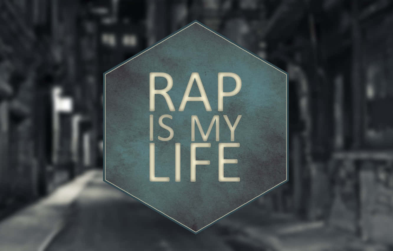 Rap Aesthetic 桌布 壁紙 — 一個六邊形標誌，中央有粗體文字 'RAP IS MY LIFE'，置於模糊的城市小巷背景上。