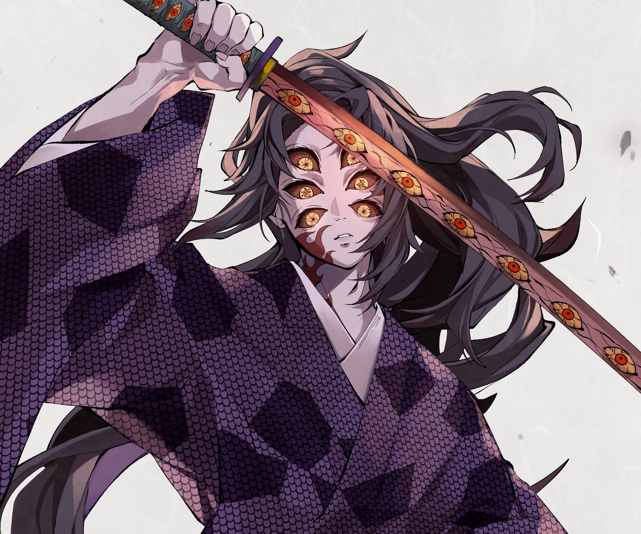 Kokushibo 桌布 壁紙 — 一個具有多隻發光眼睛的威脅性動漫惡魔，在樸素背景前揮舞著一把有圖案的劍。