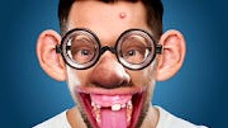 創意 桌布 壁紙 — 一個具有誇張卡通特徵的男人，包括超大眼鏡和張開的嘴巴，露出牙齒和舌頭，背景為純藍色。