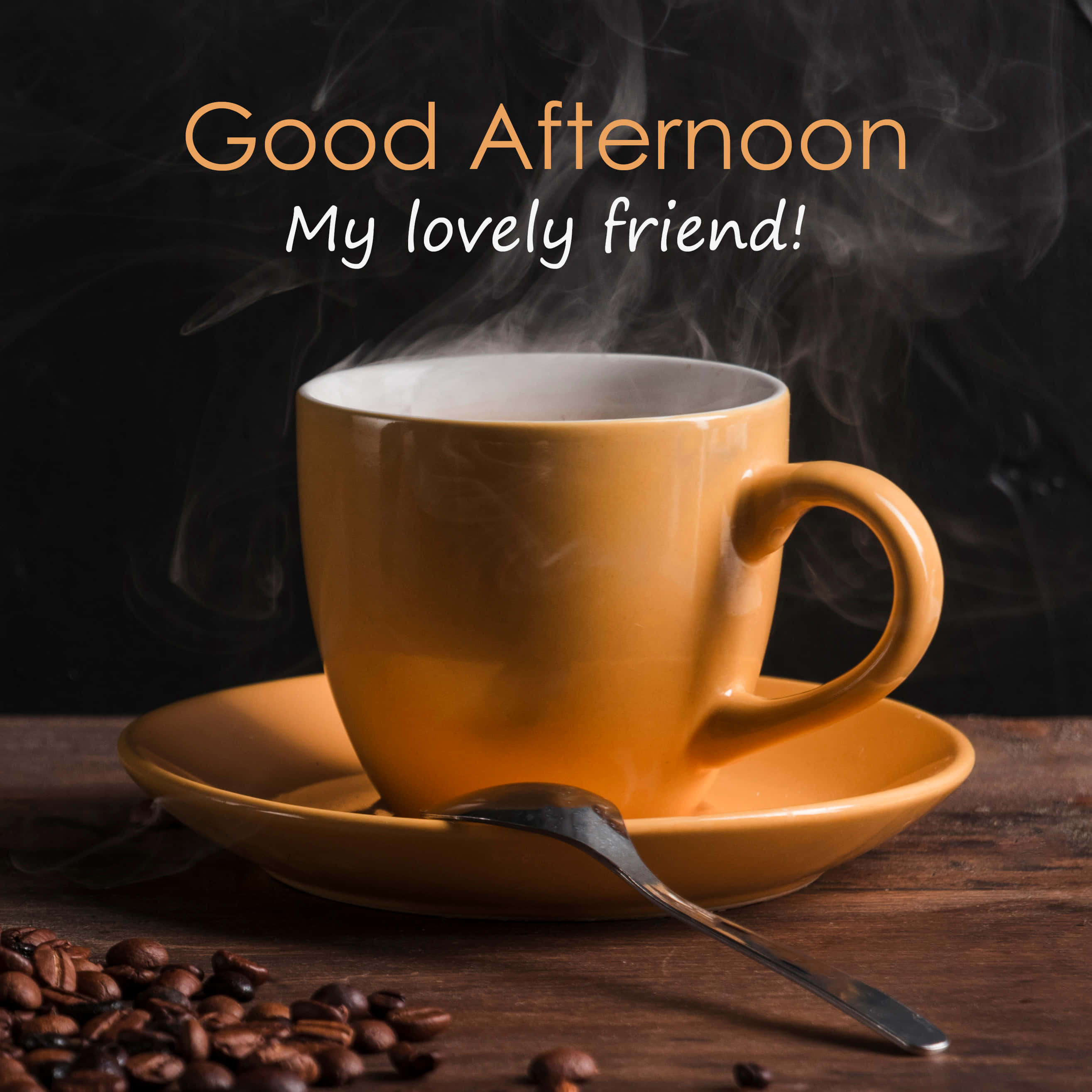 Good Afternoon 桌布 壁紙 — 一個冒煙的琥珀色咖啡杯放在木桌上，周圍散落著咖啡豆和湯匙，在溫暖的午後光線下。