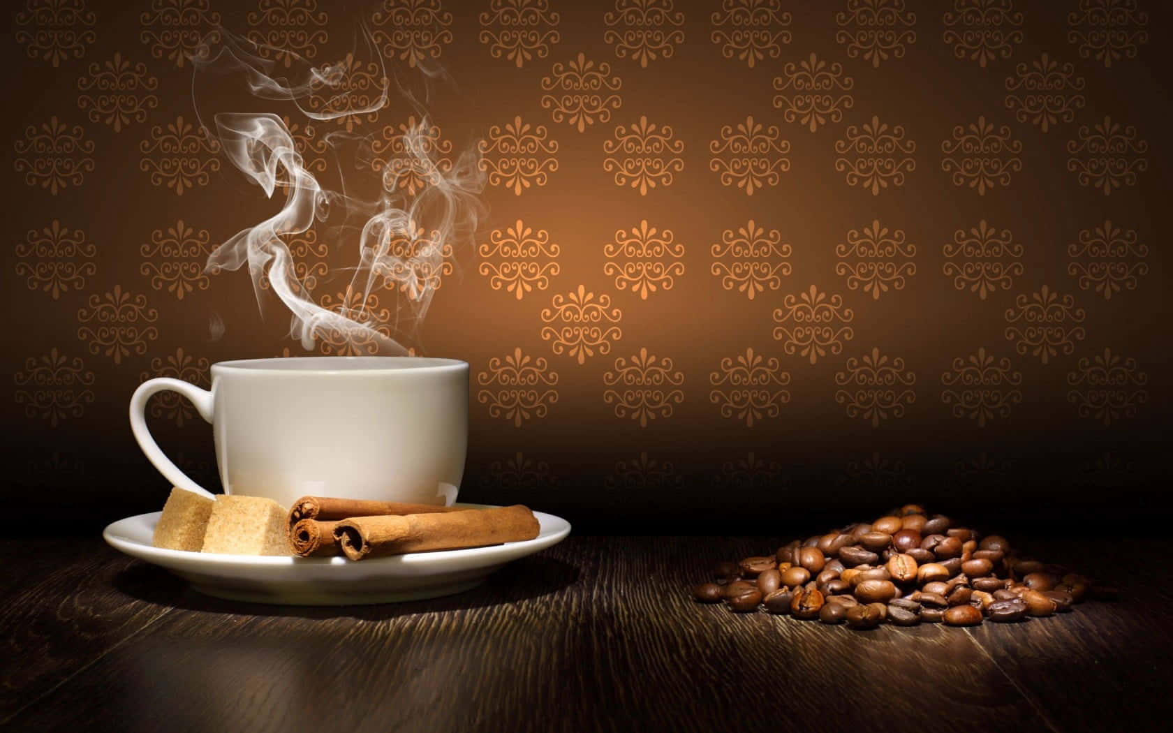 Coffee Aesthetic 桌布 壁紙 — 一個冒煙的白咖啡杯，旁邊有肉桂棒和方糖，放在深色木桌上，背景是華麗的棕色壁紙。