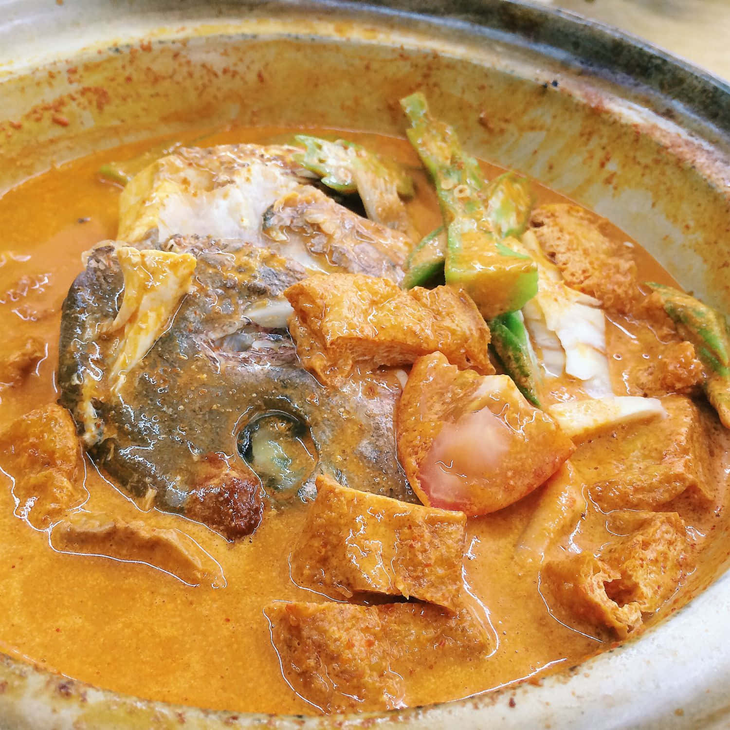 Food Photography 桌布 壁紙 — 一個冒煙的碗，裝著濃郁的橙色咖哩，配魚頭豆腐和青辣椒，放在質樸的陶鍋中。