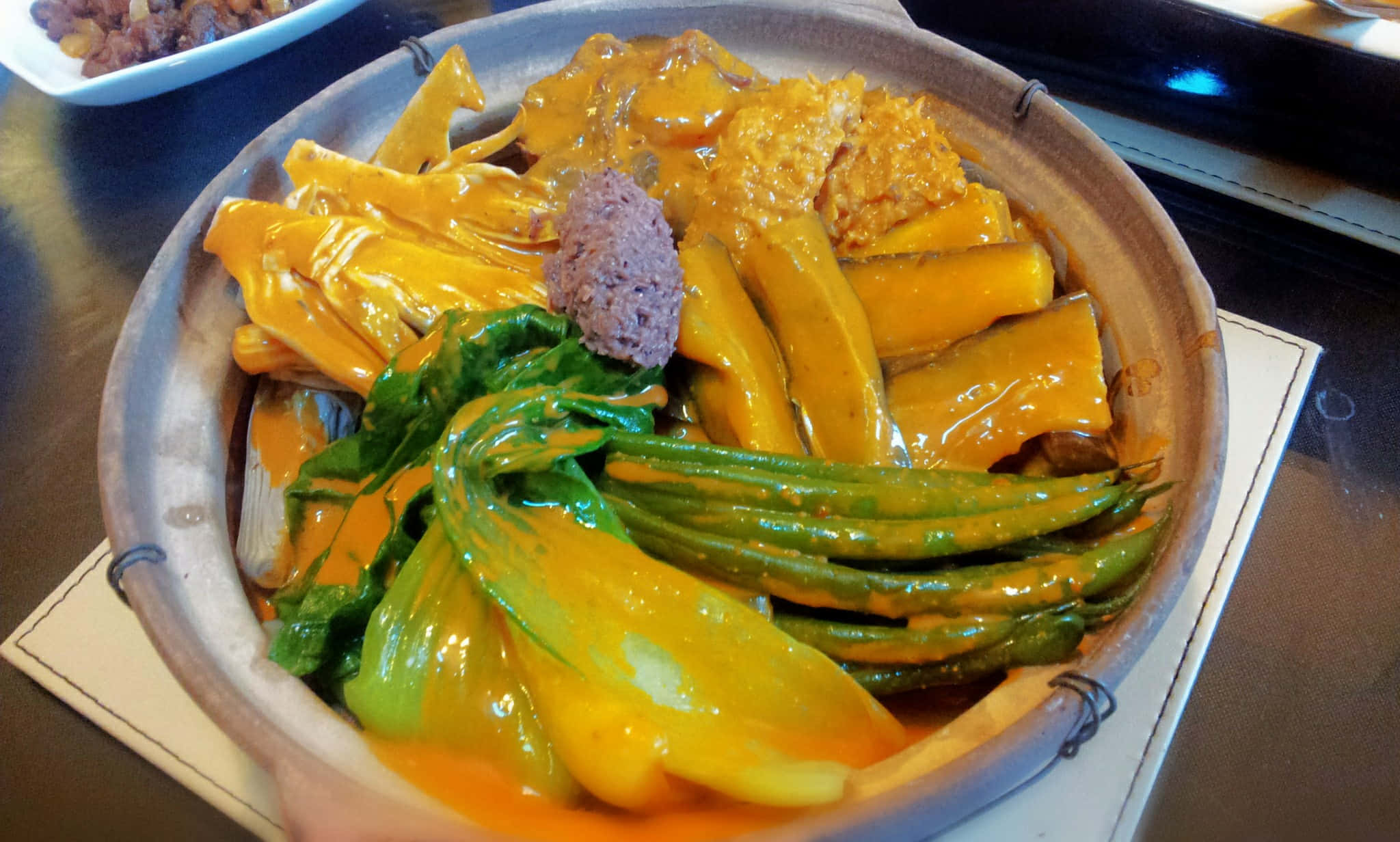 meat 桌布 壁紙 — 一個冒煙的陶鍋，盛滿鮮黃色的咖哩、嫩綠的蔬菜和金黃色的豆腐，配上濃郁的醬汁。