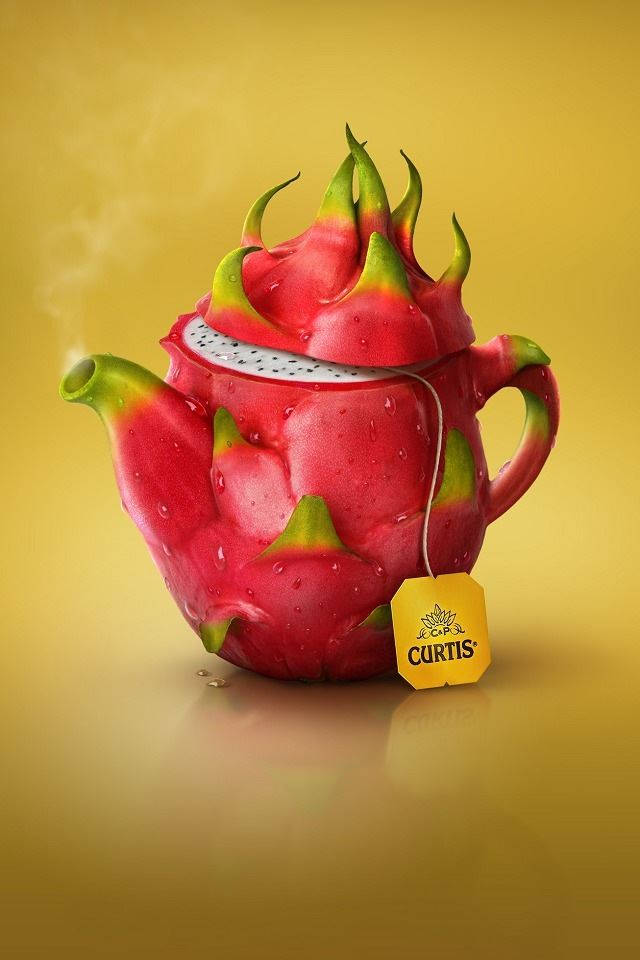 攝影 桌布 壁紙 — 一個冒著蒸氣的火龍果形茶壺，壺嘴上掛著Curtis茶標籤，背景是溫暖的黃色。