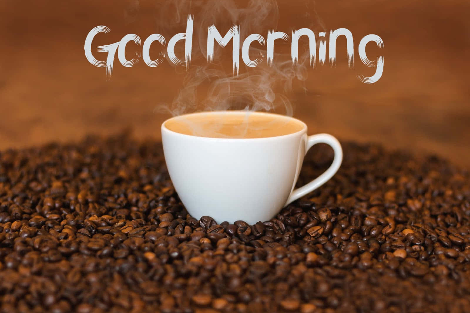 Morning Coffee 桌布 壁紙 — 一個冒著蒸氣的白咖啡杯放在烘焙咖啡豆中，上方漂浮著「Good Morning」文字。
