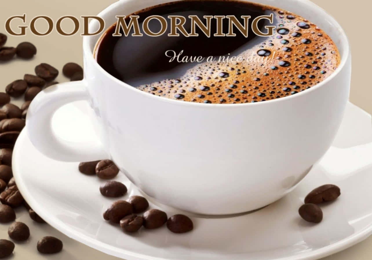 Morning Coffee 桌布 壁紙 — 一個冒著蒸氣的白杯黑咖啡，帶有豐富的泡沫，放在一個被散落的烘焙咖啡豆包圍的碟子上。