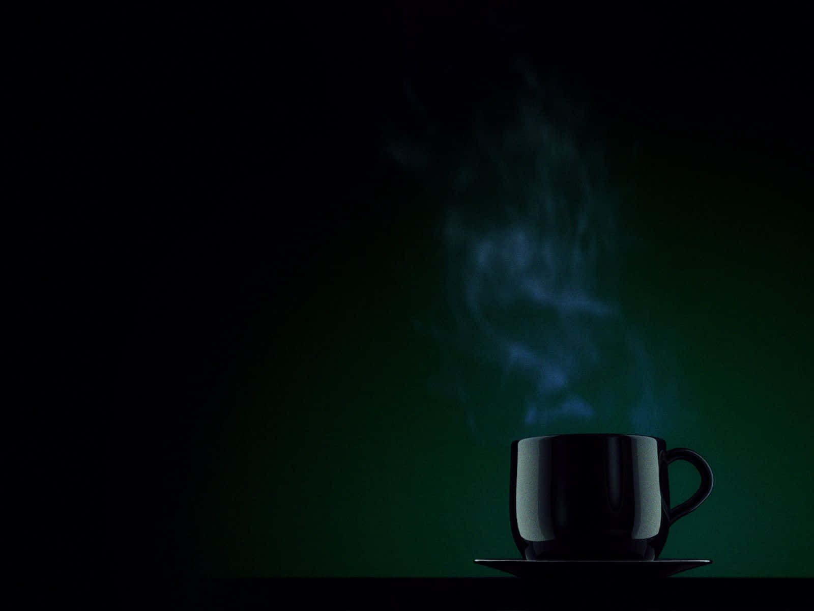 Black Coffee 桌布 壁紙 — 一個冒著蒸氣的黑色的杯子在近乎黑暗的深綠色背景下微微發光。