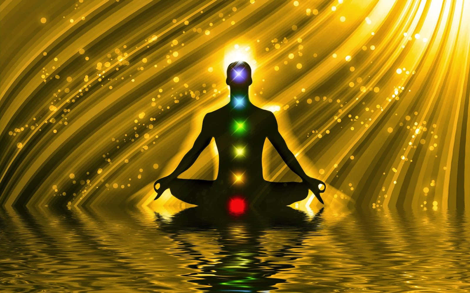 瑜珈 桌布 壁紙 — 一個冥想人物的剪影，發光的脈輪反射在金色水中，在光芒四射的光束下。