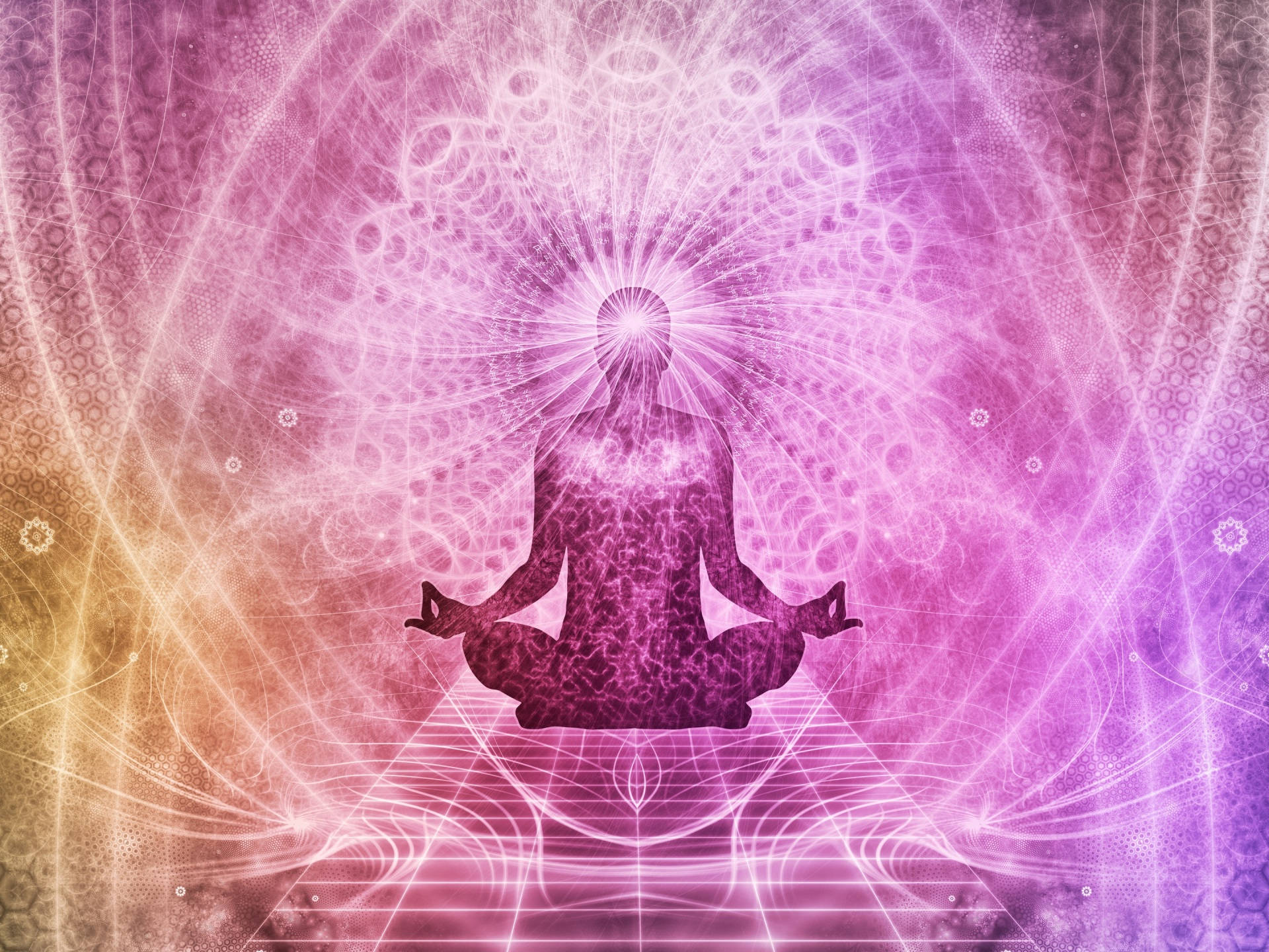 chakra 桌布 壁紙 — 一個冥想的人類剪影在發光的紫色和金色分形光環中散發出神聖的光芒。