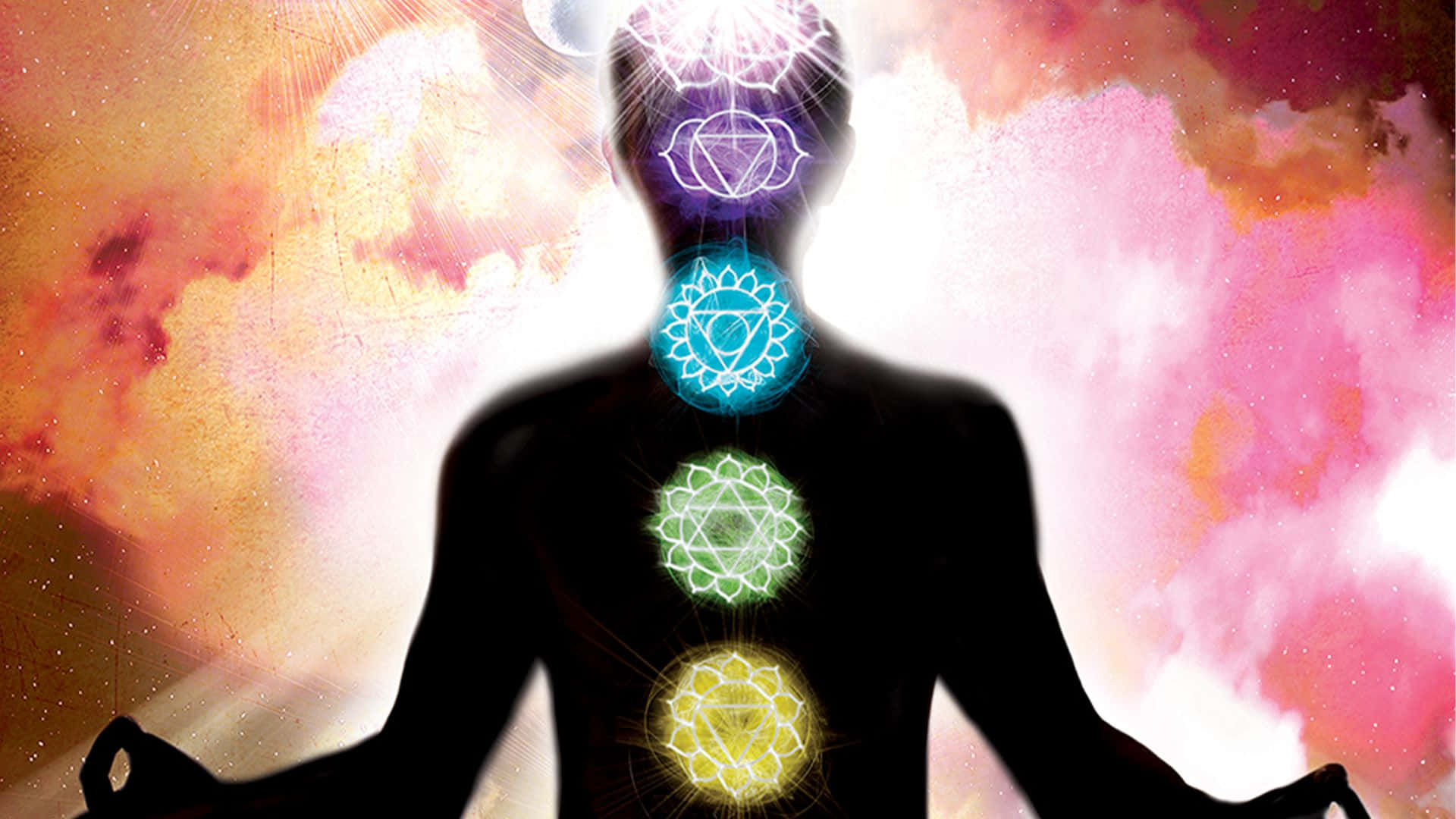 Spirituality 桌布 壁紙 — 一個冥想者的剪影，帶有發光的脈輪，背景是宇宙粉紅色和橙色的星雲。